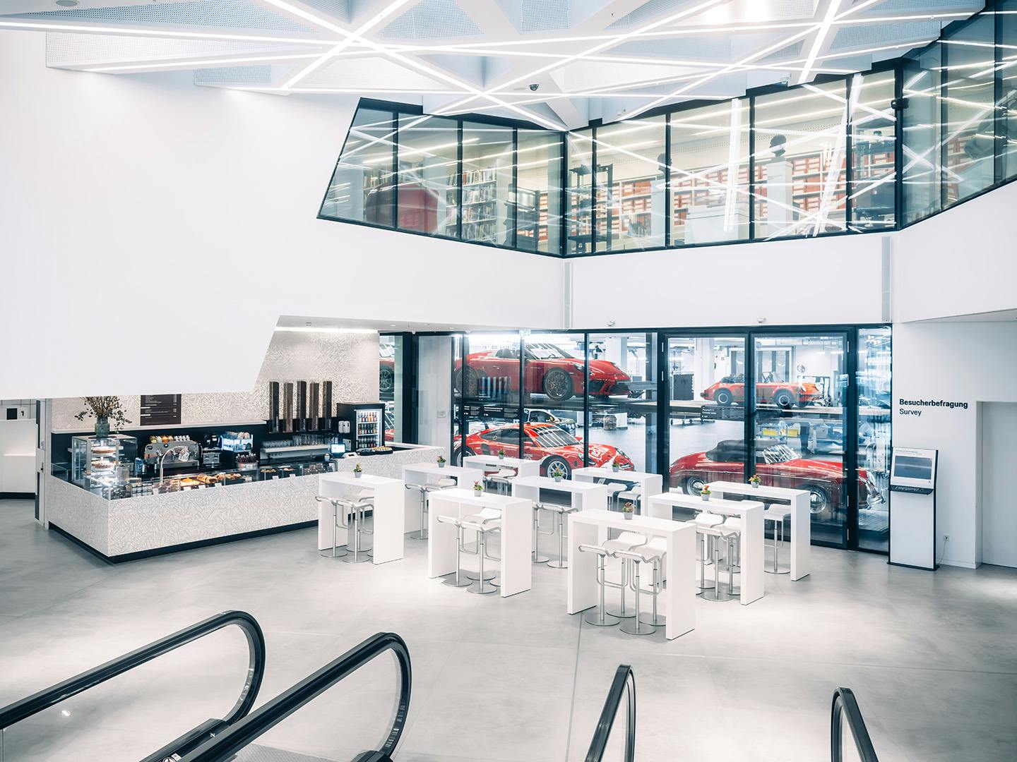 Eingangsbereich des Porsche Museum mit Coffeebar