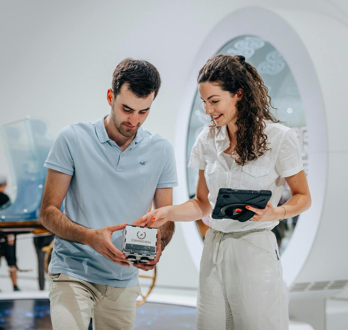 Vier Personen versuchen anhand von Hinweisen in ihrem Tablet die Rätsel des Escape Games zu lösen.