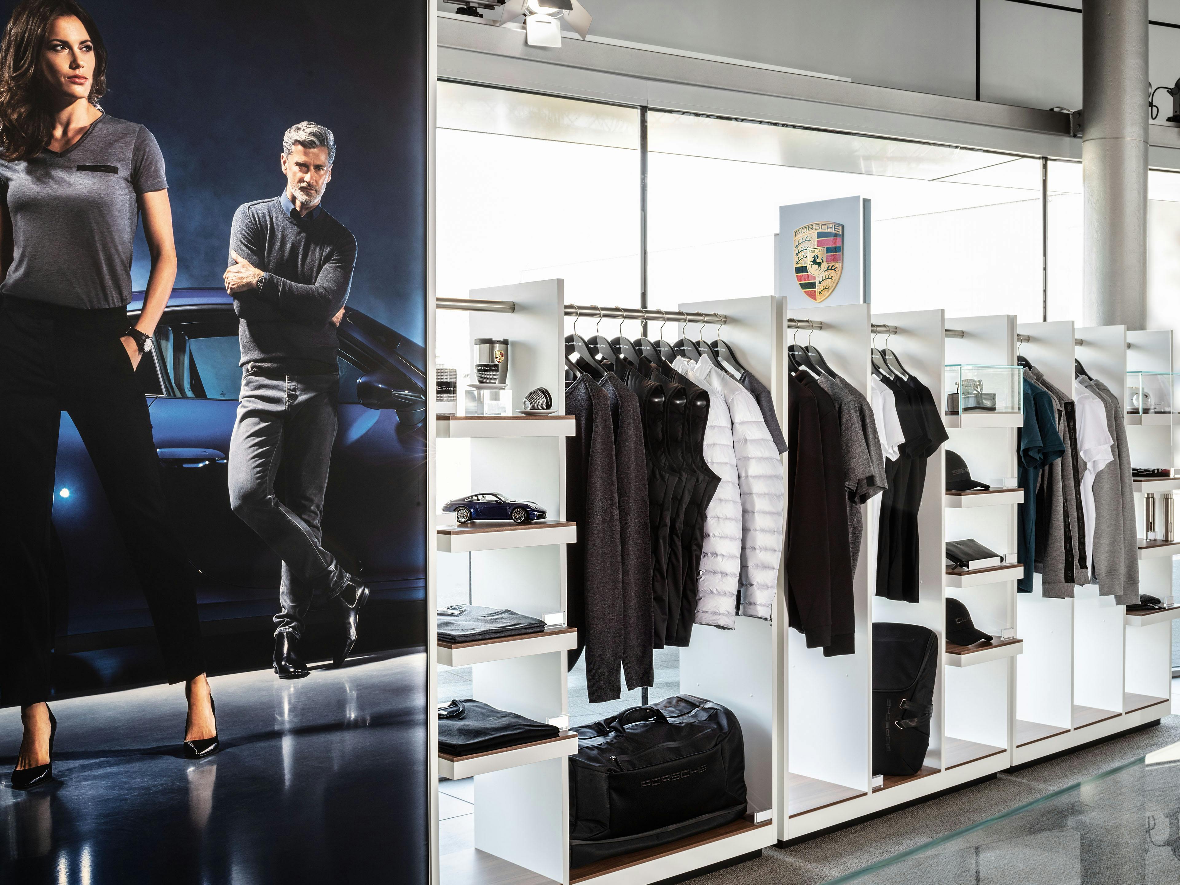 Zwei Models und ein Shop-Foto mit Porsche Lifestyle Kleidung.