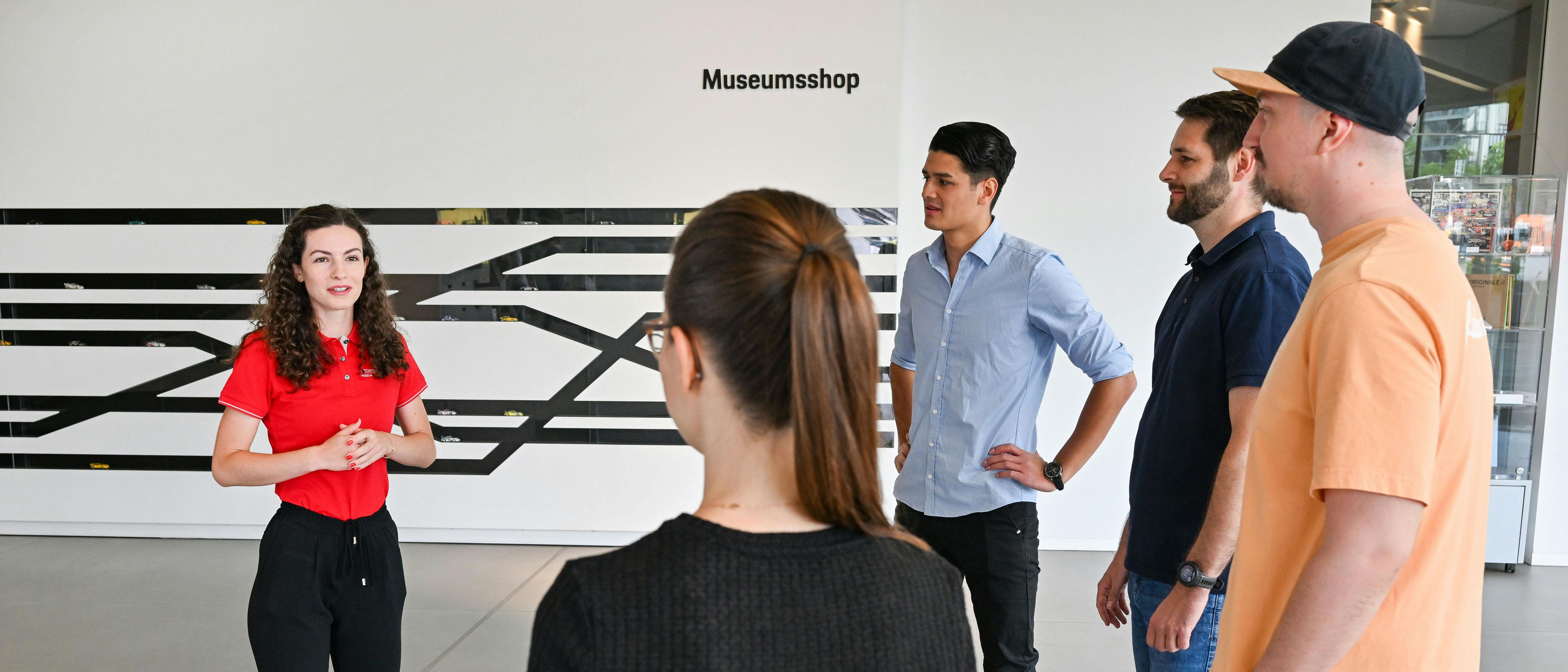Eine Gruppe Schüler wird im Museum von einem Mitarbeiter begrüßt.