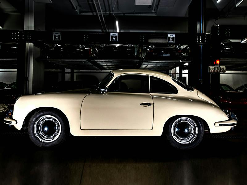 356 stands in a dark hall and is illuminated.