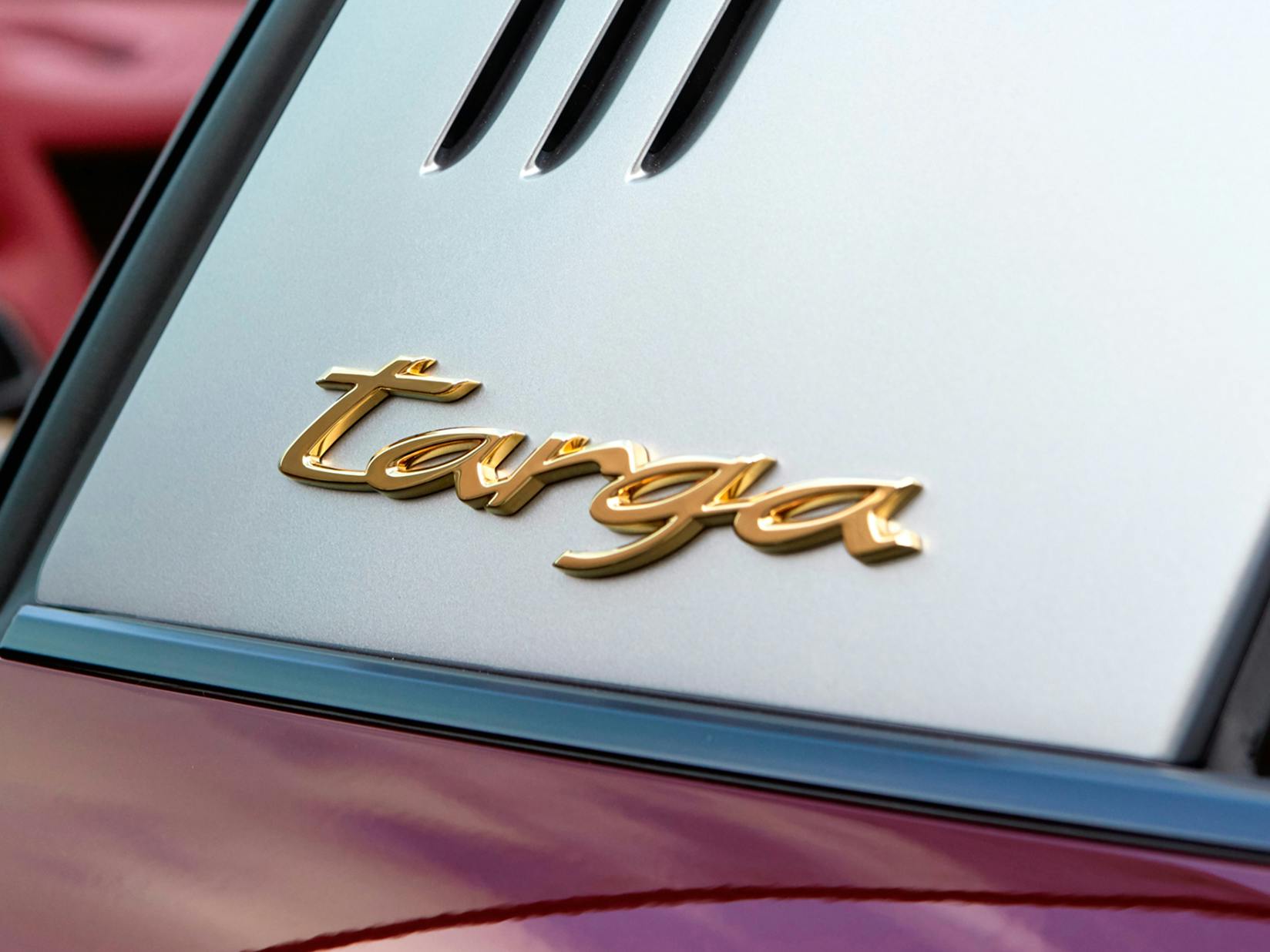 Detailed view of the golden ‘targa’ lettering on the Porsche 911 Targa 4S Heritage Design Edition.