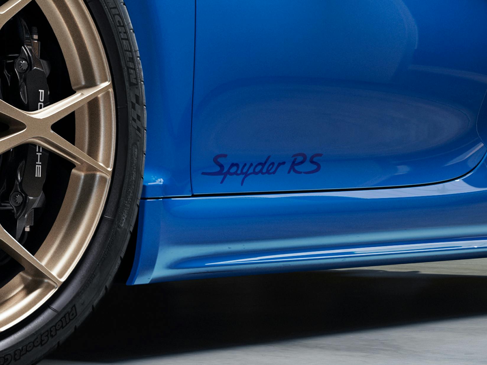 Detailed view of the inscription on the side of the Porsche Exclusive Manufaktur 718 Spyder RS.