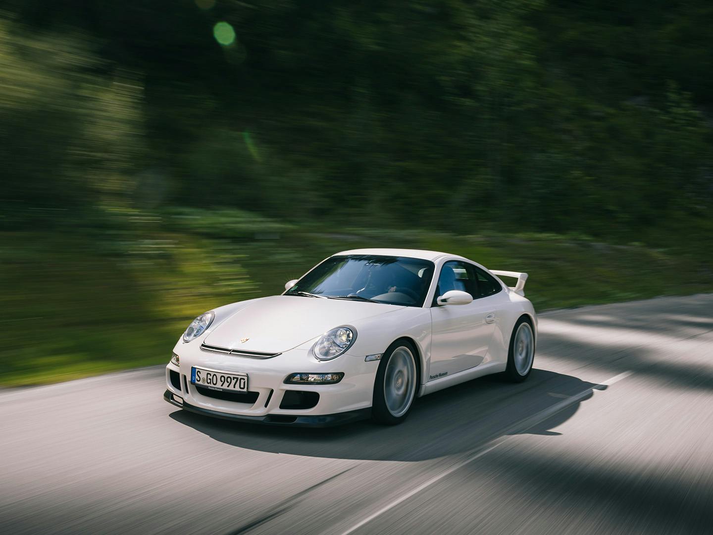 Seitenansicht eines weißen Porsche 997 GT3.
