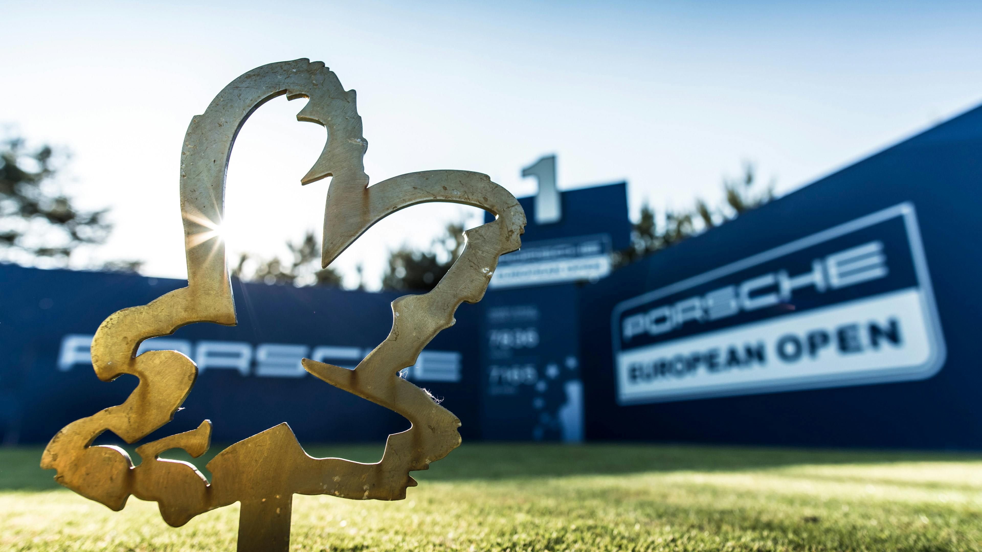 Das metallene Green Eagle Golf Courses Logo auf dem Gelände