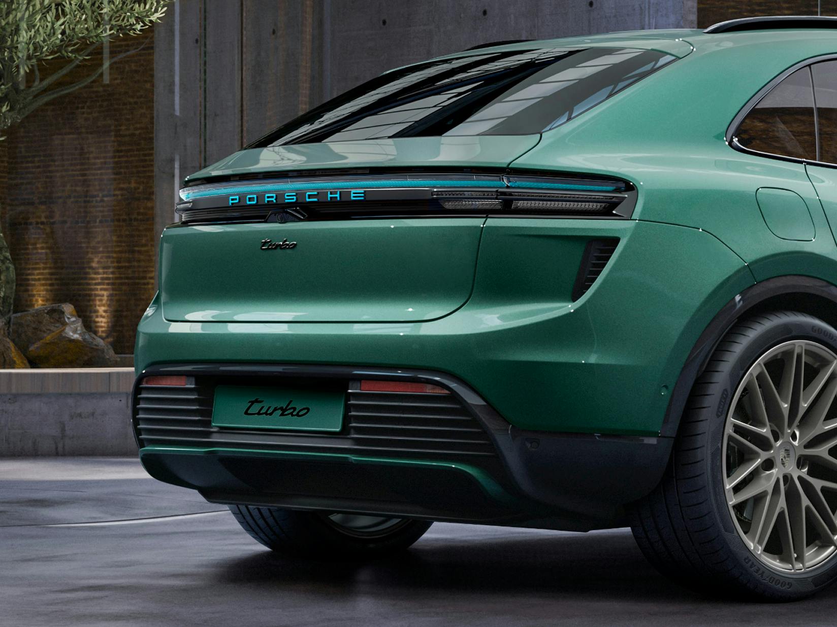 Vue de l'arrière d'un Macan Turbo Porsche Exclusive Manufaktur peint en Emerald Green Metallic.