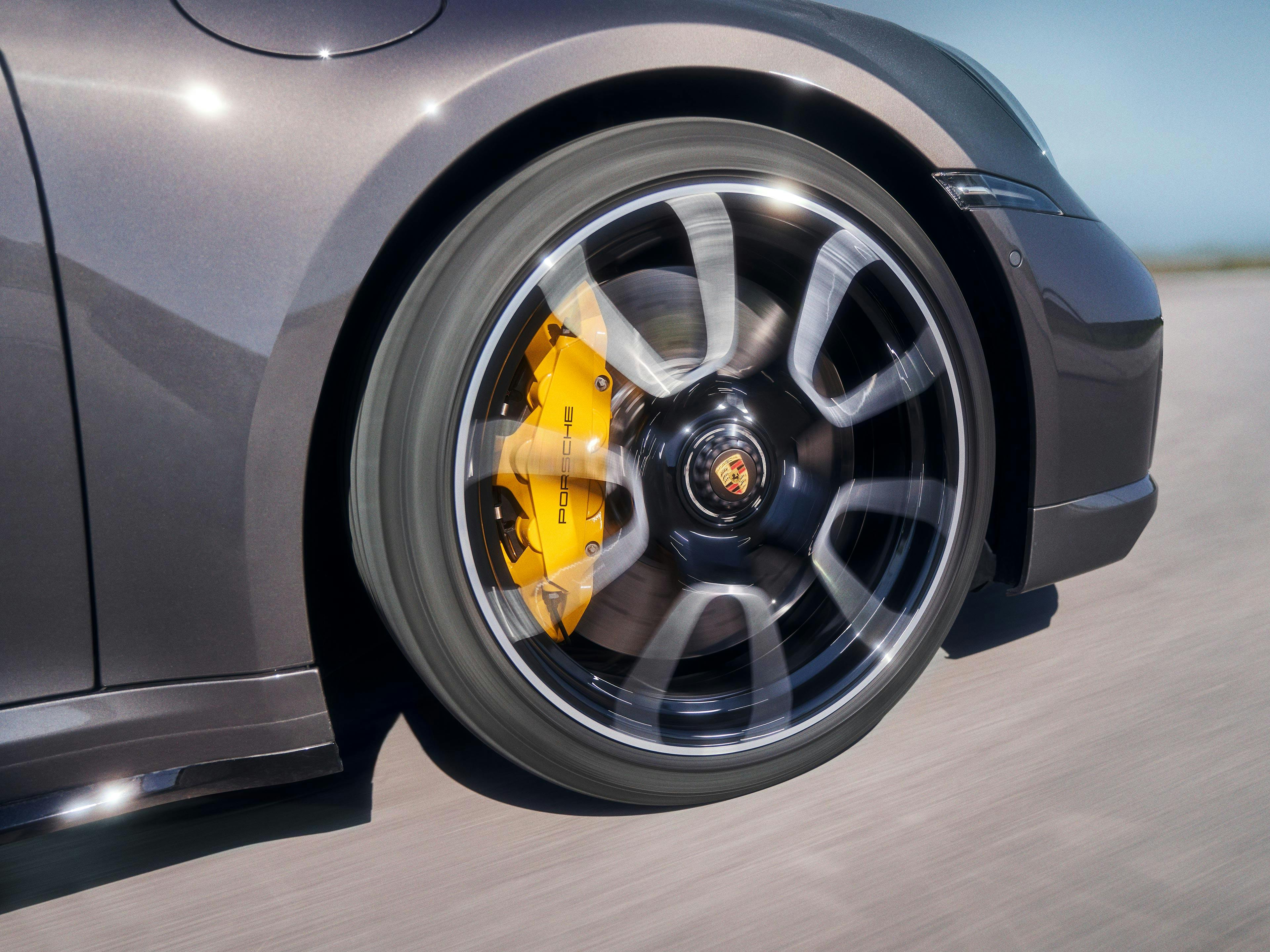 Visão próxima de uma roda Porsche equipada com PCCB (Porsche Ceramic Coated Brakes)