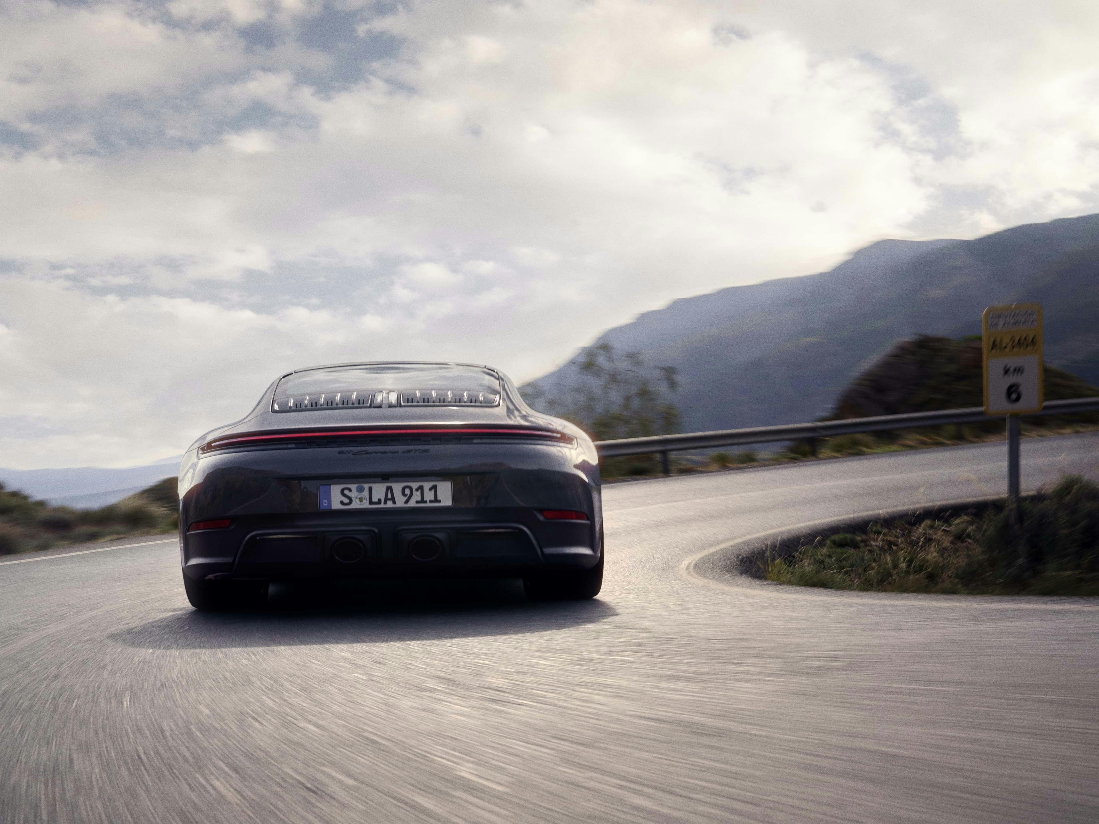 En Porsche Carrera GTX i full fart på en slingrig väg.