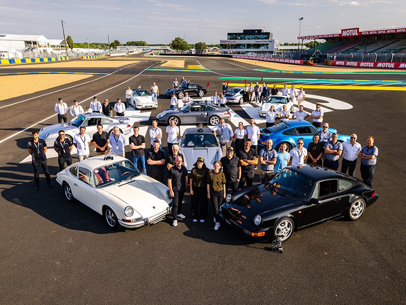 L’ensemble des équipes et leur porsche classique