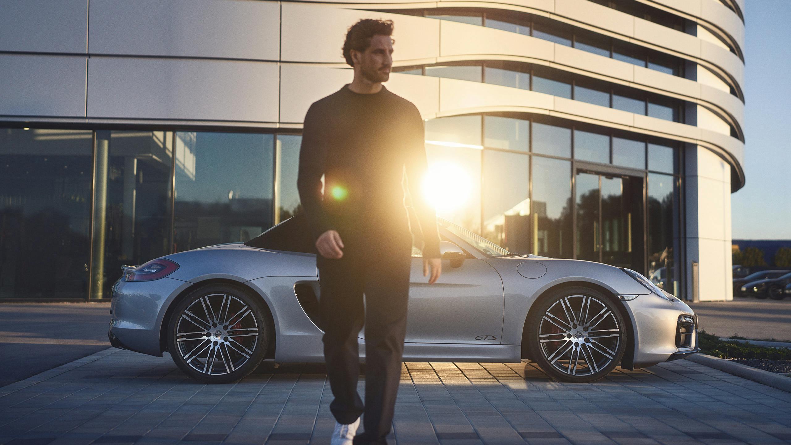 Man voor Porsche Centrum