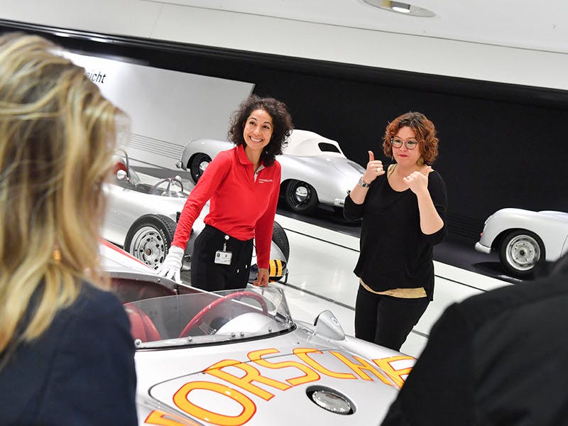 Eine Führung im Porsche Museum in Gebärdesprache für höbehinderte Besucher