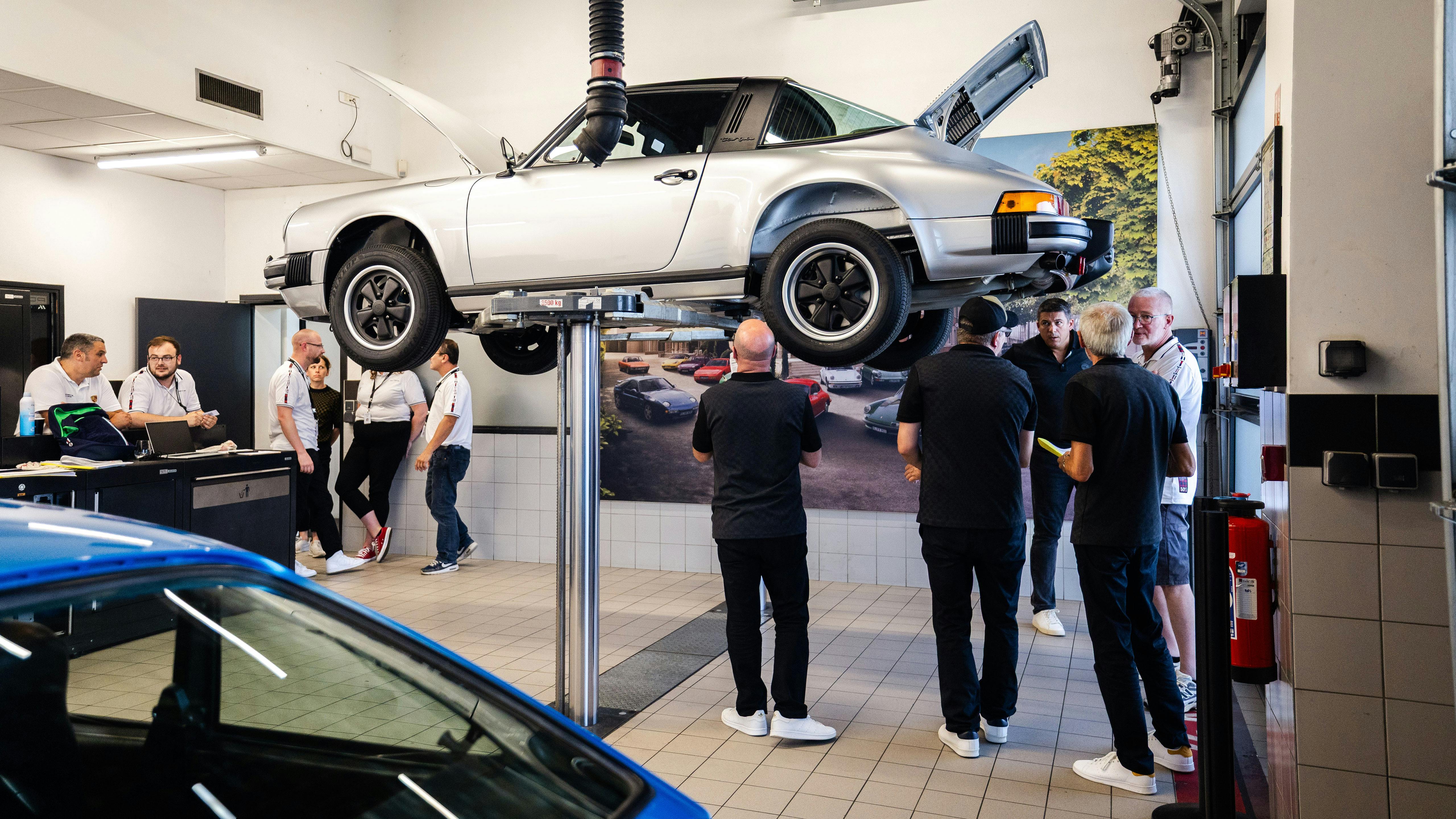 La porsche 911 Carrera Targa Jubilé sur le pont élévateur pour inspection par le jury