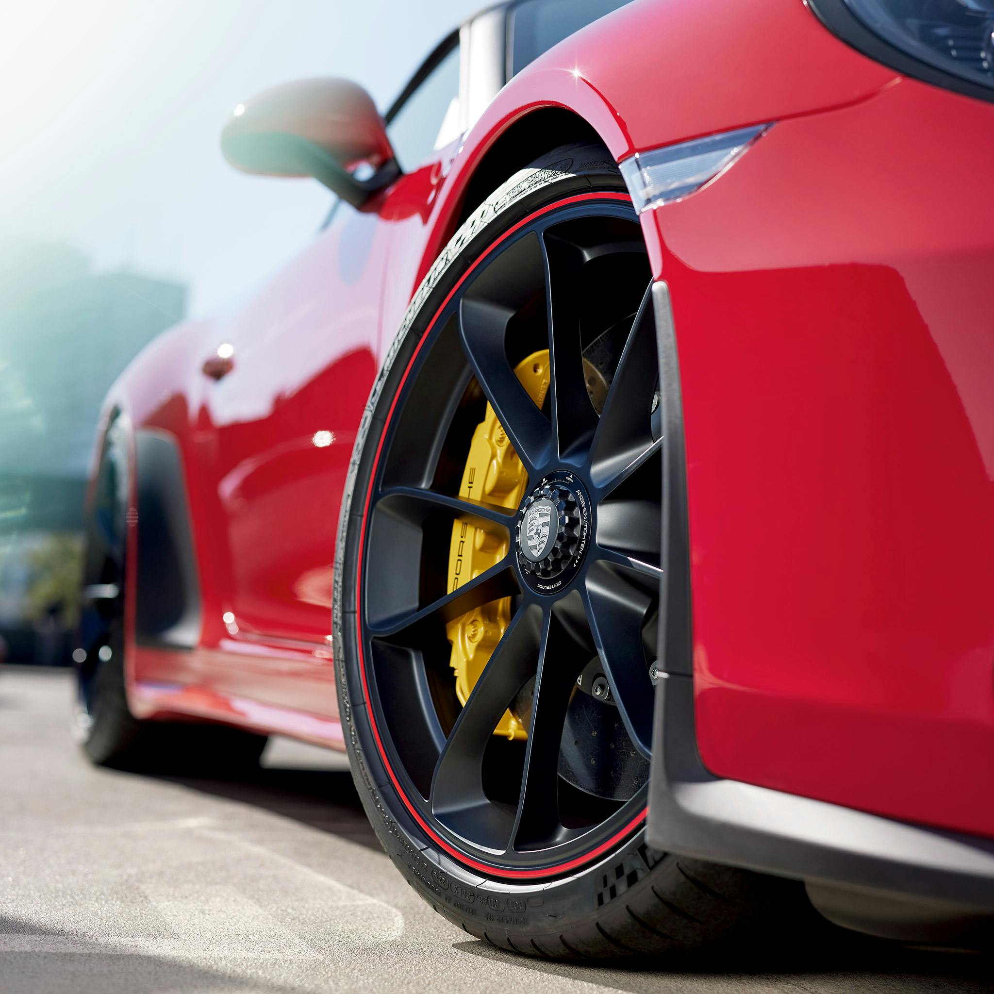 Vue arrière d’une Porsche avec une face arrière givrée et un autocollant Michelin.