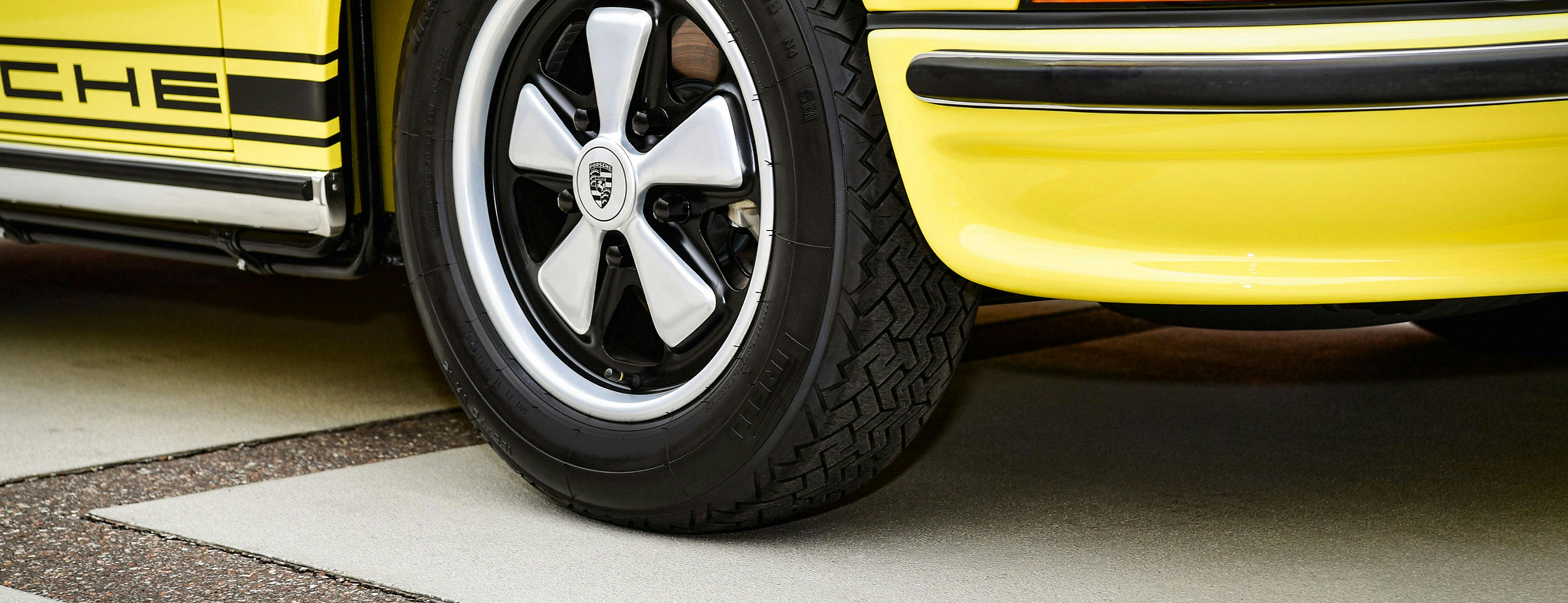 Detailed view: Speed Yellow Porsche, hub cap