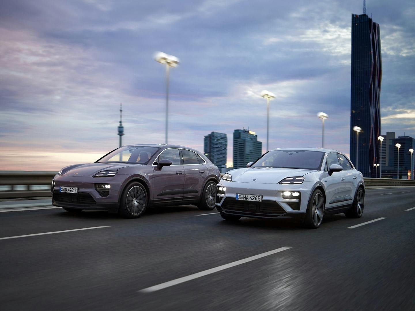 Un Porsche Macan Turbo et un Porsche Macan 4 roulant côte à côte.