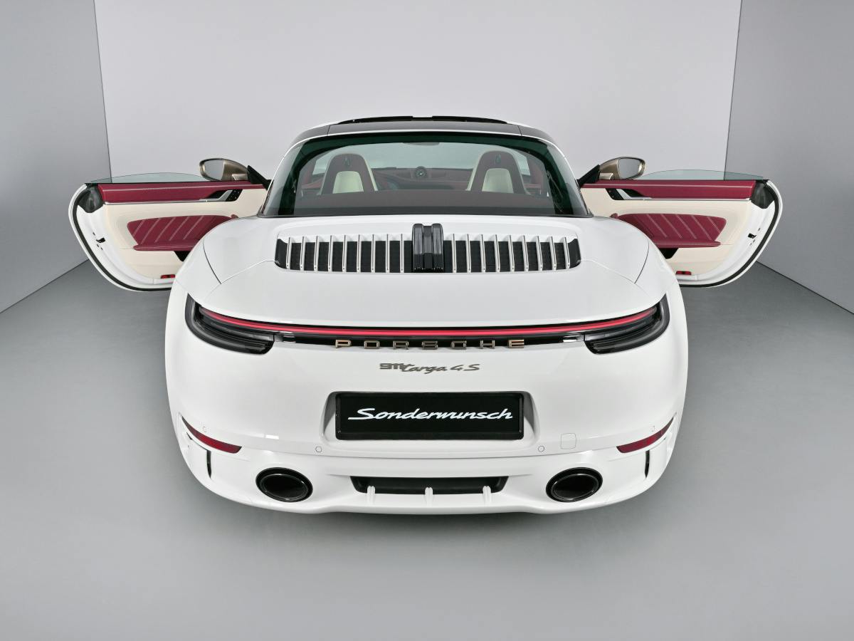 911 Targa 4S in colour White with accents in Neodyme and a Bordeaux Red, Cream leather interior. ​
