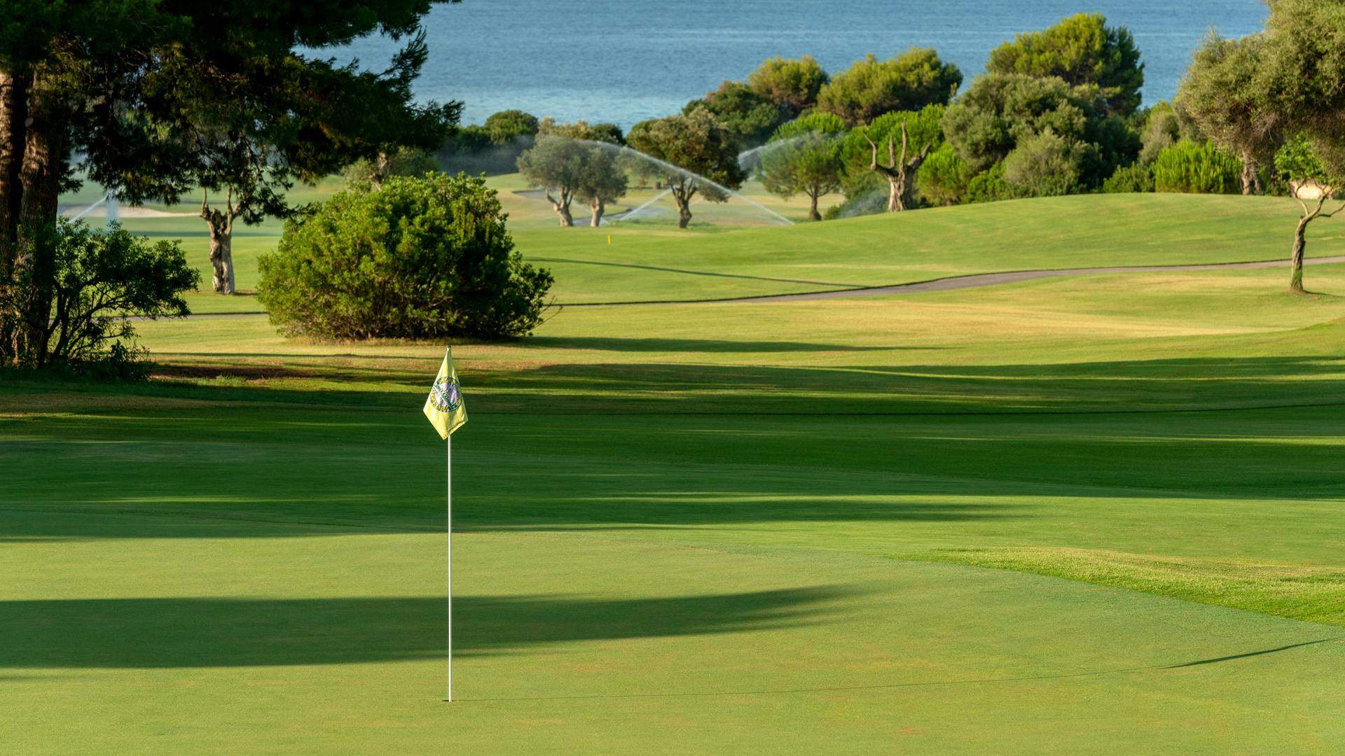 Das Green des Lochs 18 auf dem Club de Golf Alcanda