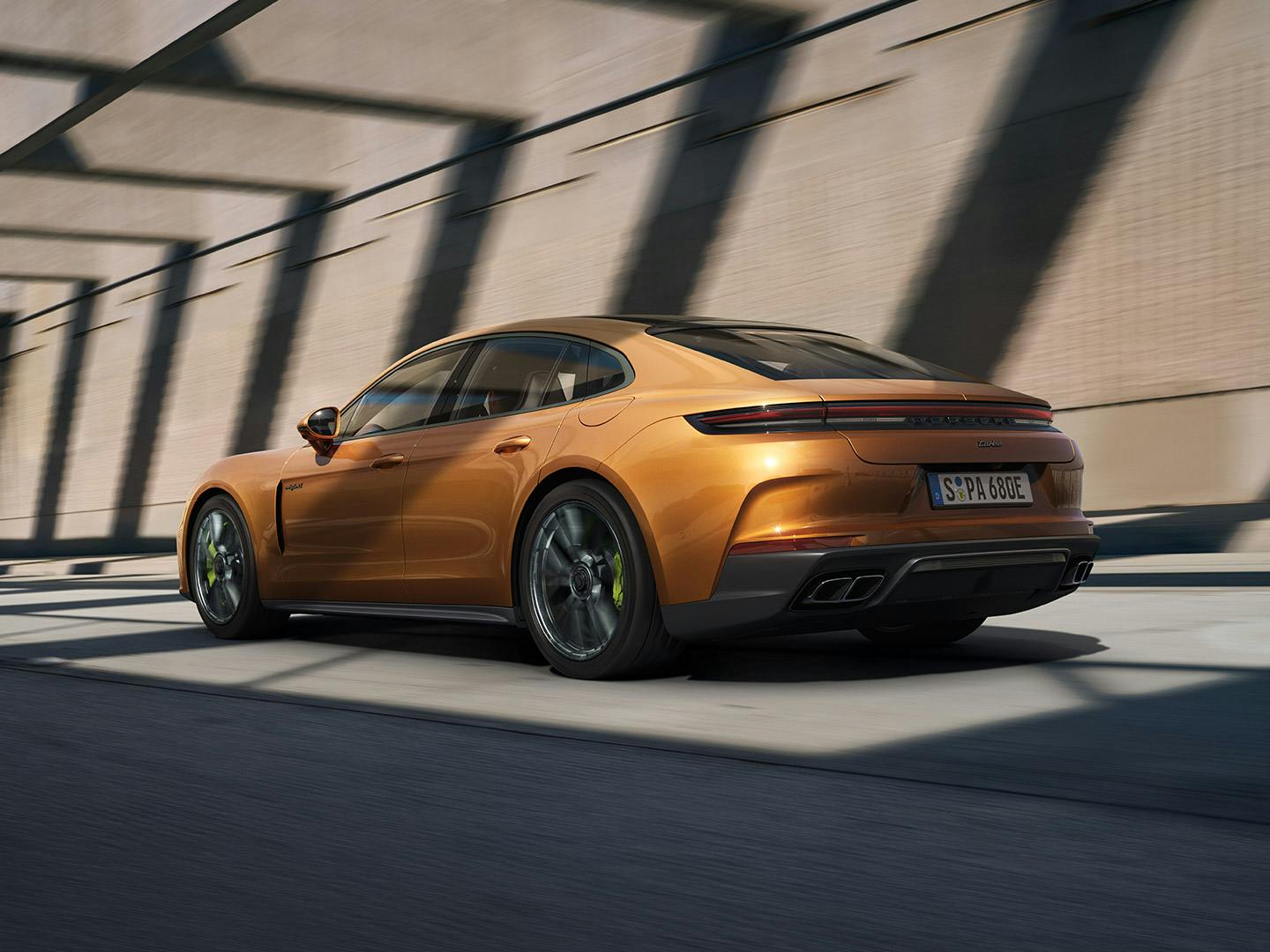 Une Porsche Panamera garée dans une rue mondern.