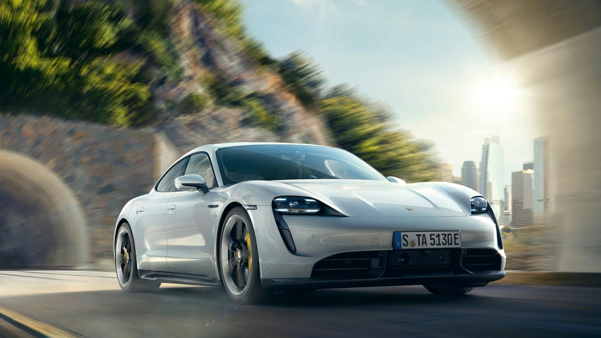Der Taycan Turbo S in einer Fahrt durch einen Tunnel