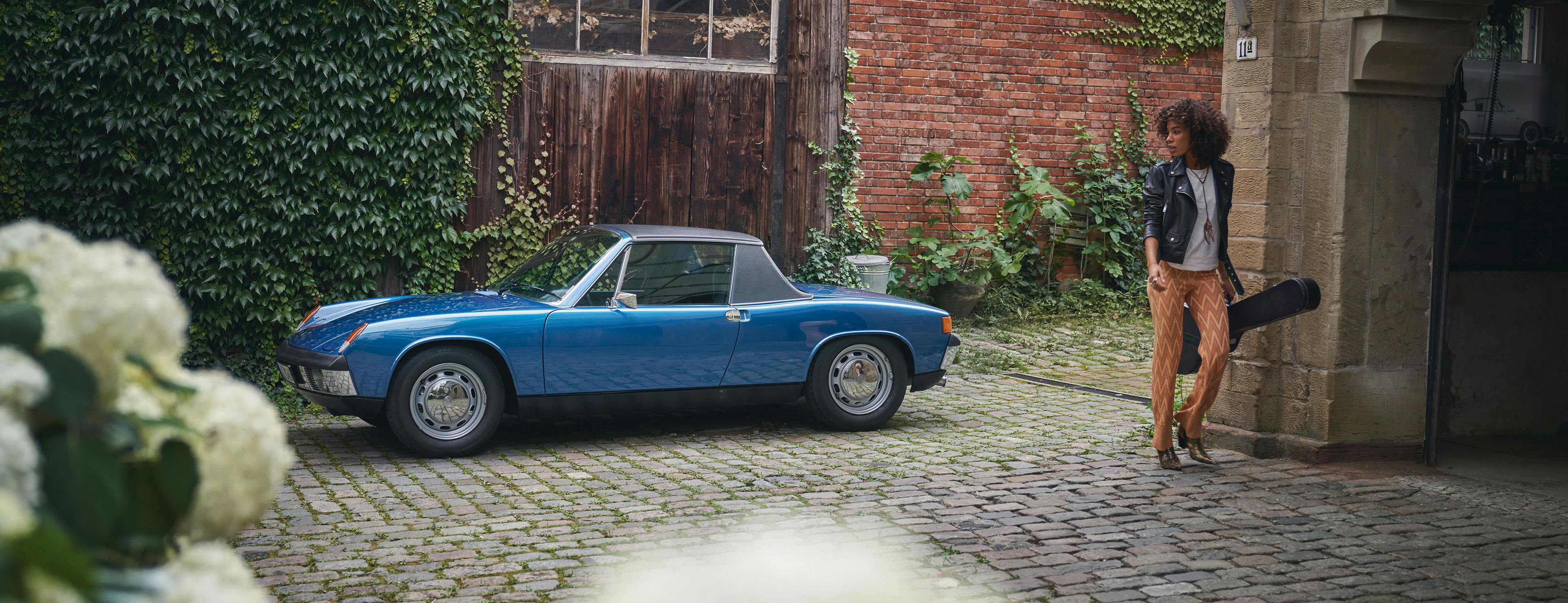 Blue Porsche 914 in the backyard.