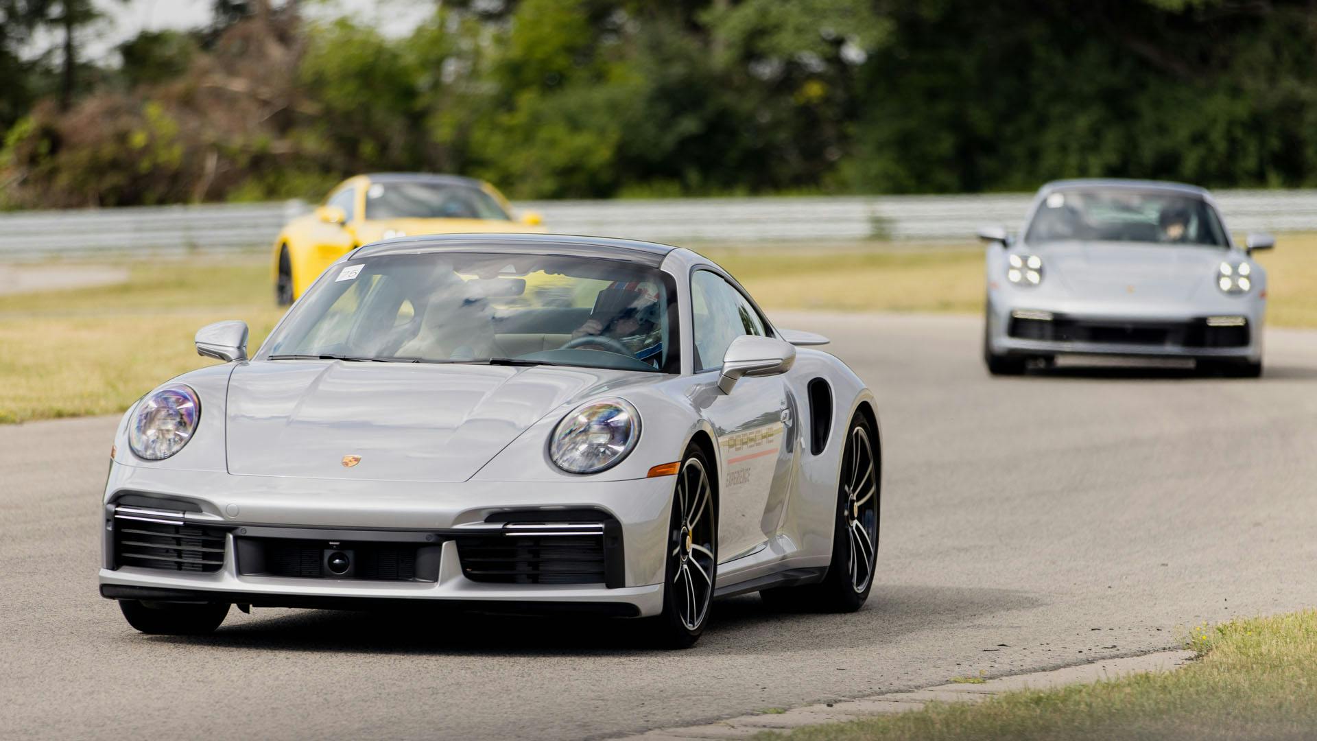 3 Porsche 911 dans un virage sur la piste.