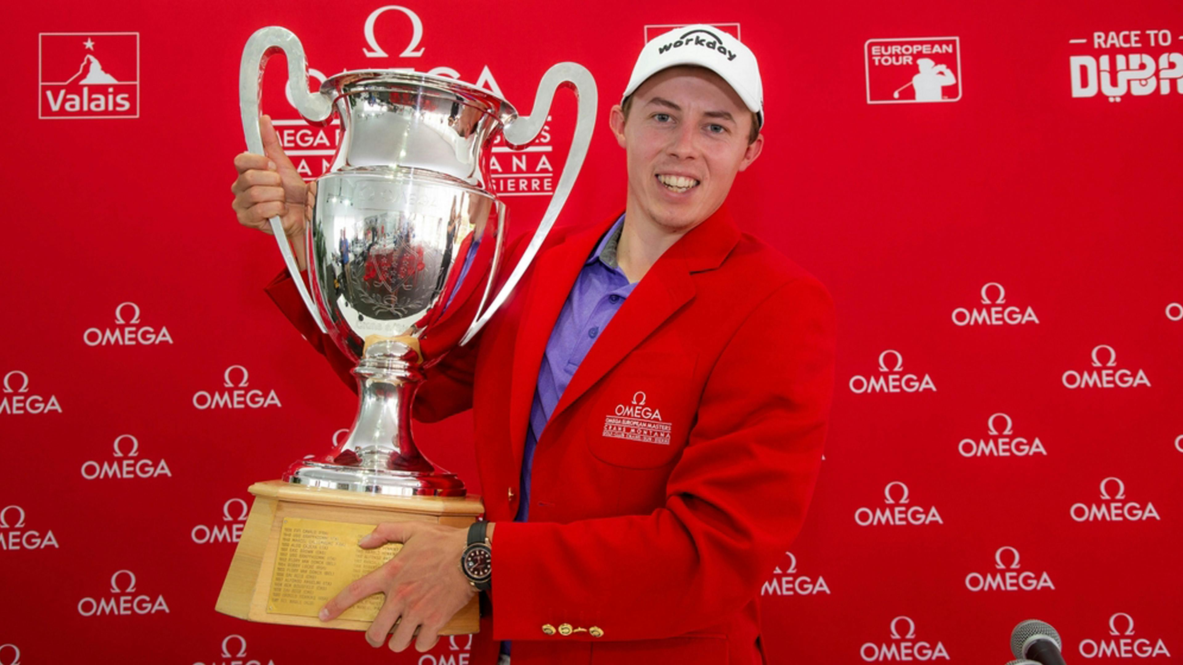 Matthew Fitzpatrick aus England hält seine Trophäe der Omega European Masters 2018