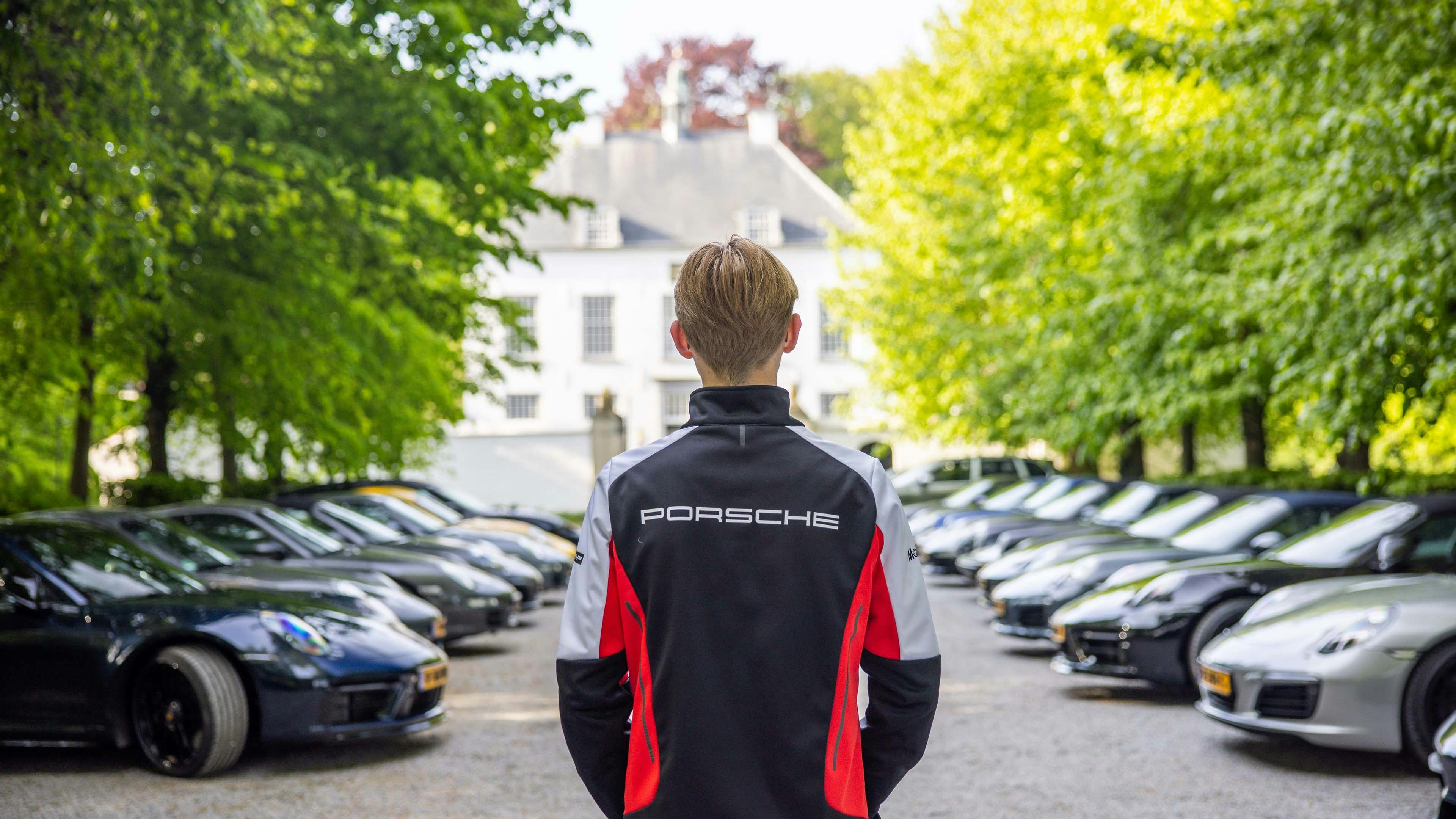 De Porsche24 community bij een luxe kasteel aan de start van de Level Red Rally 2024