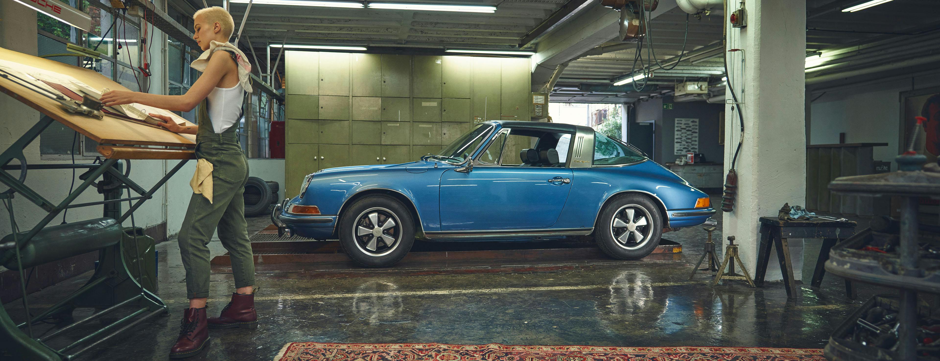 Workshop scene: mechanic, Blue Porsche 911 F model