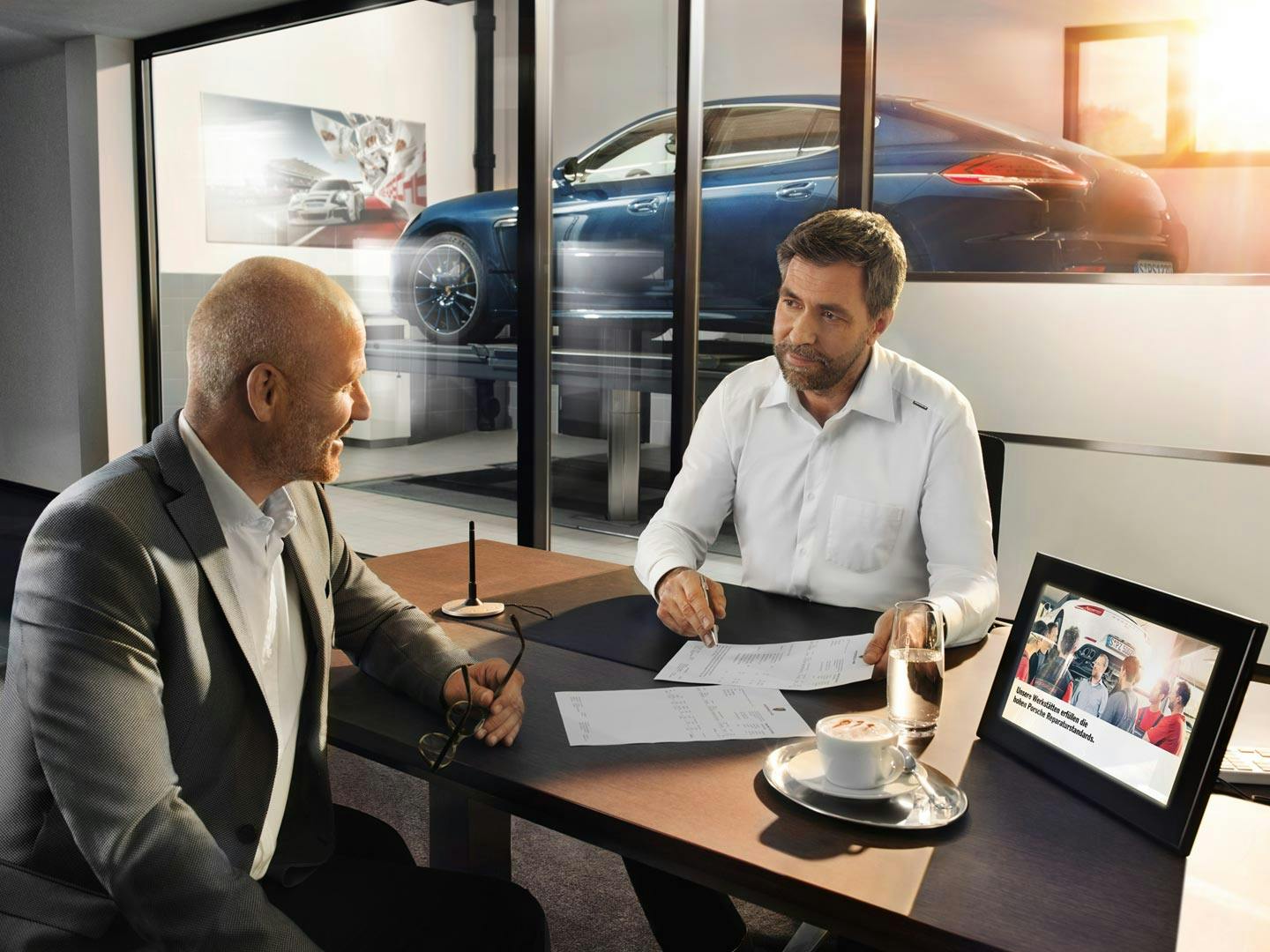Kunde im Porschecenter mit Porsche-Mitarbeiter