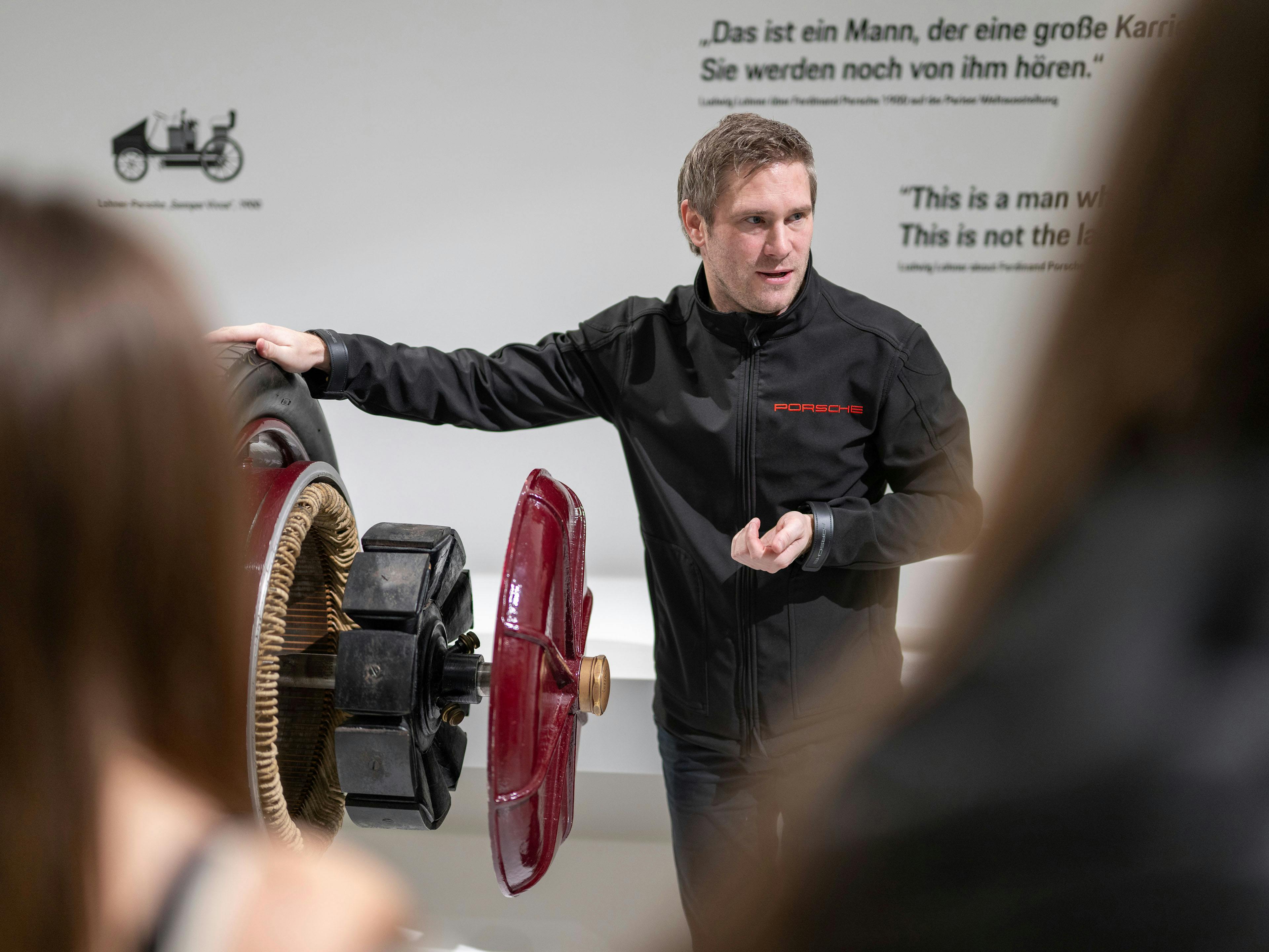 Ein Porsche Mitarbeiter erklärt den Anfang der Elektromobilität bei Porsche anhand des Radnarbenmotors.