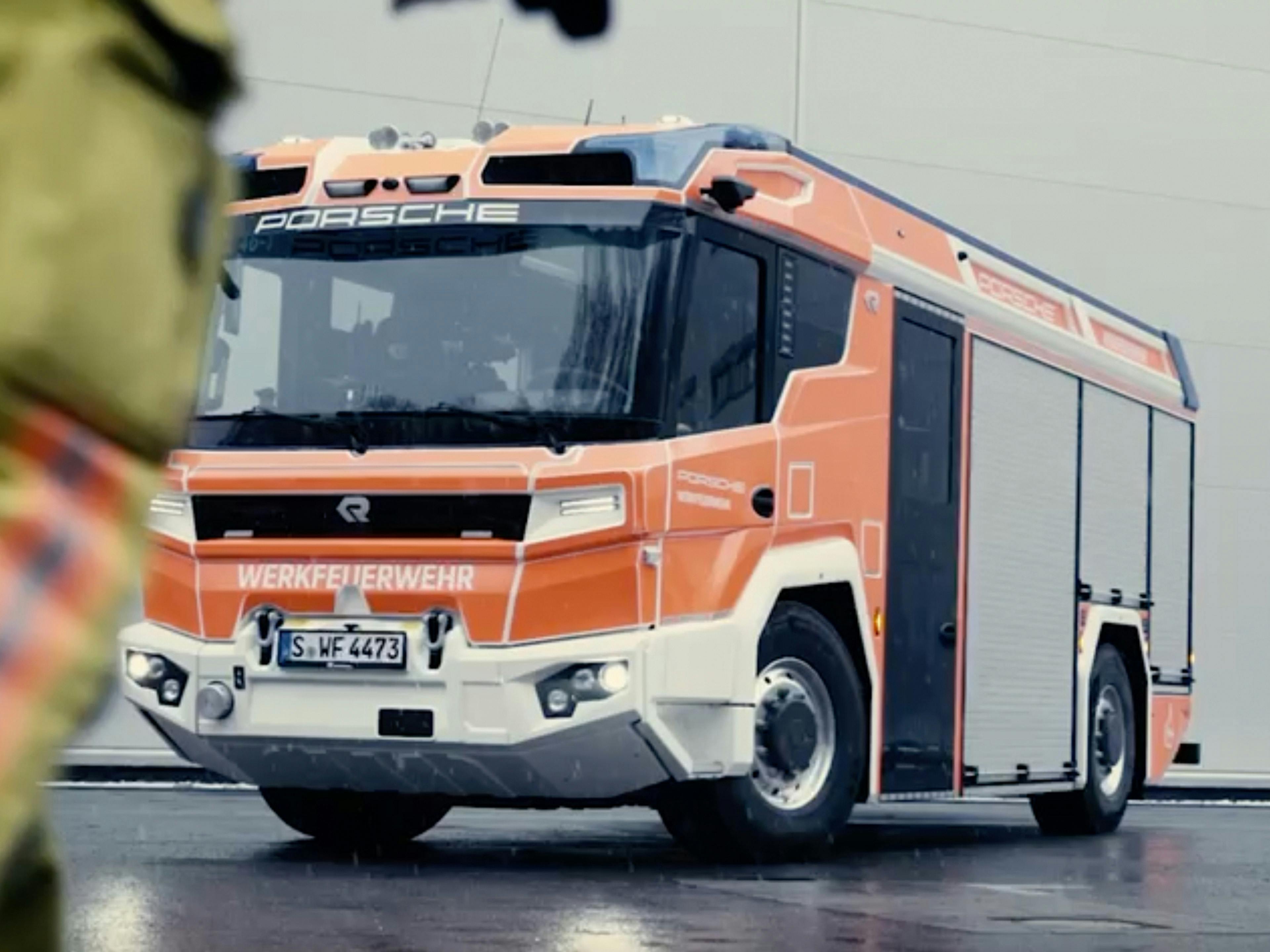 Ein Porsche Fahrzeug der Werkfeuerwehr im Einsatz.