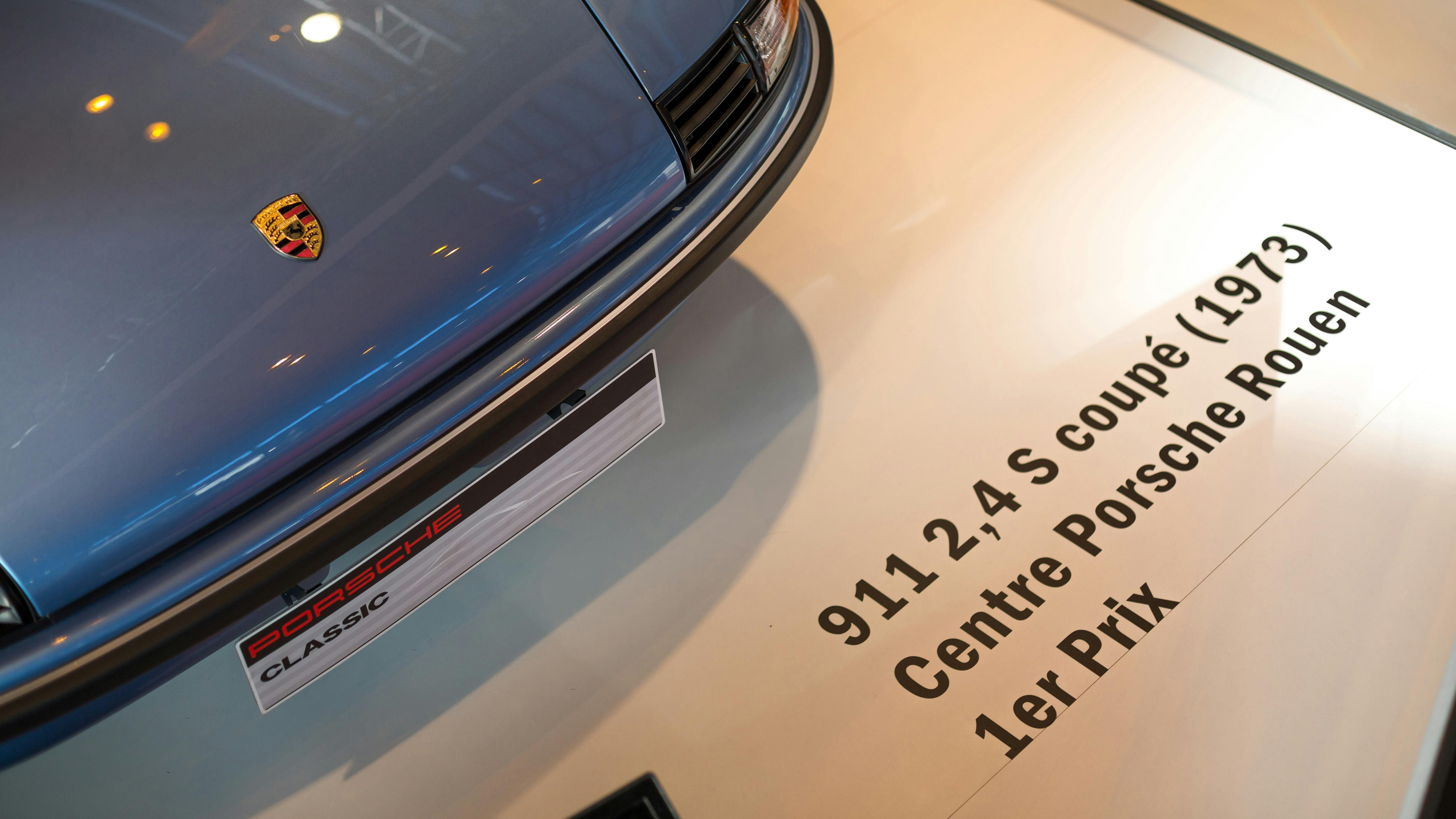Capot avant de la voiture gagnante, une 911 2,4 S coupé.