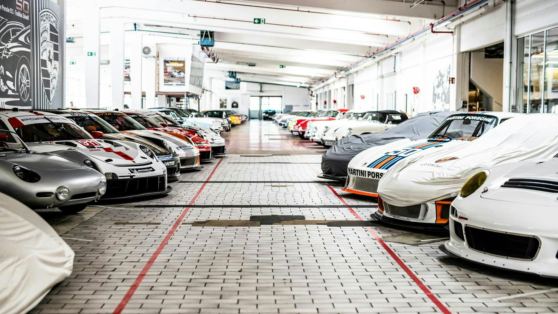Porsche Fahrzeugsammlung in einer Halle