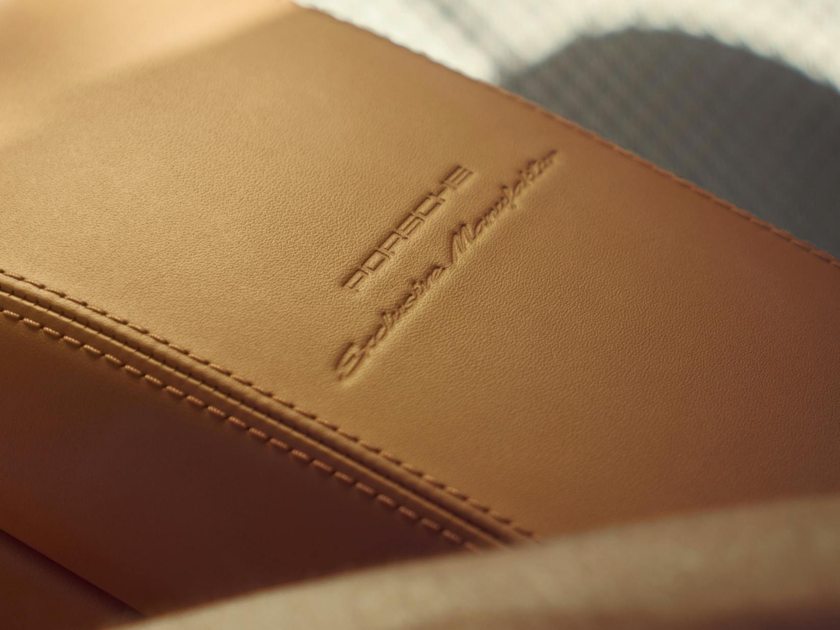Detailed view of the center console with embossing in the Porsche 911 Sport Classic.