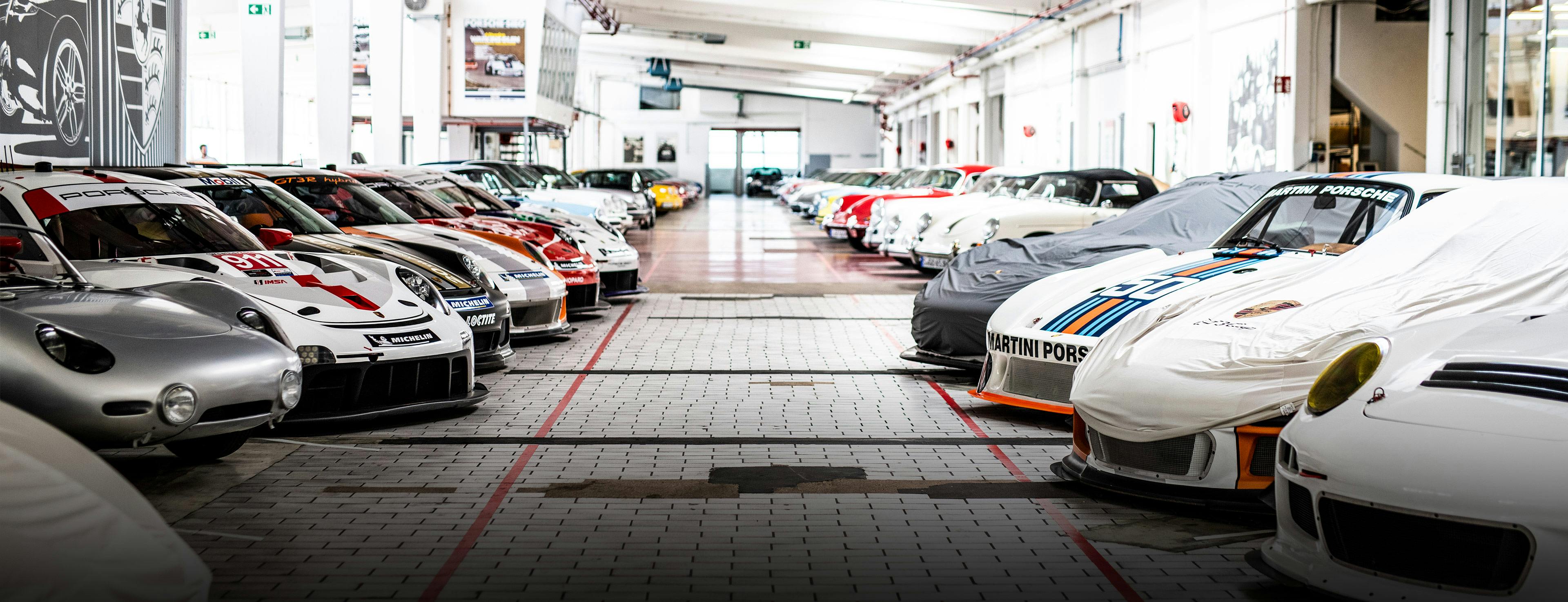 Porsche Fahrzeugsammlung in einer Halle