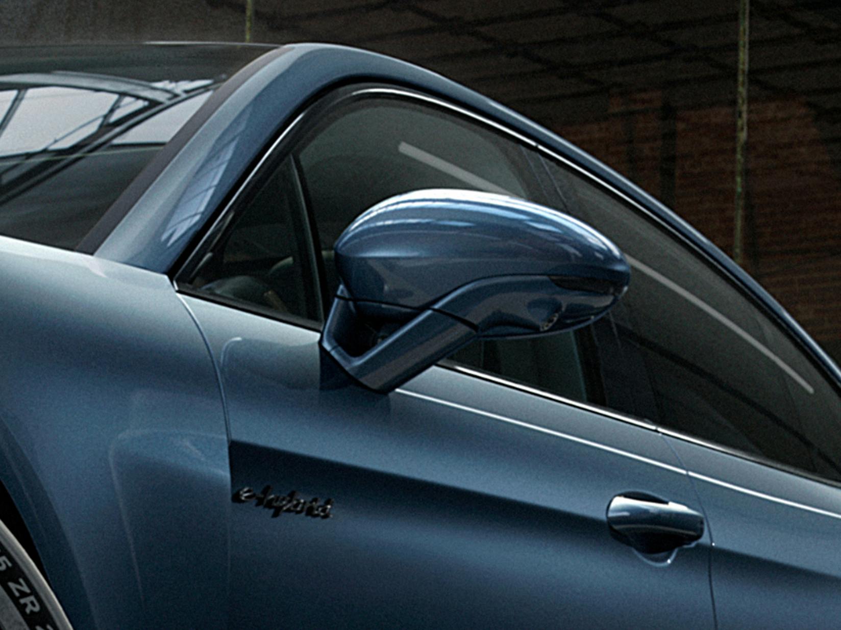 Detailed view of the exterior mirror of the Porsche Exclusive Manufaktur Panamera Turbo S E-Hybrid in Yachting Blue Metallic.