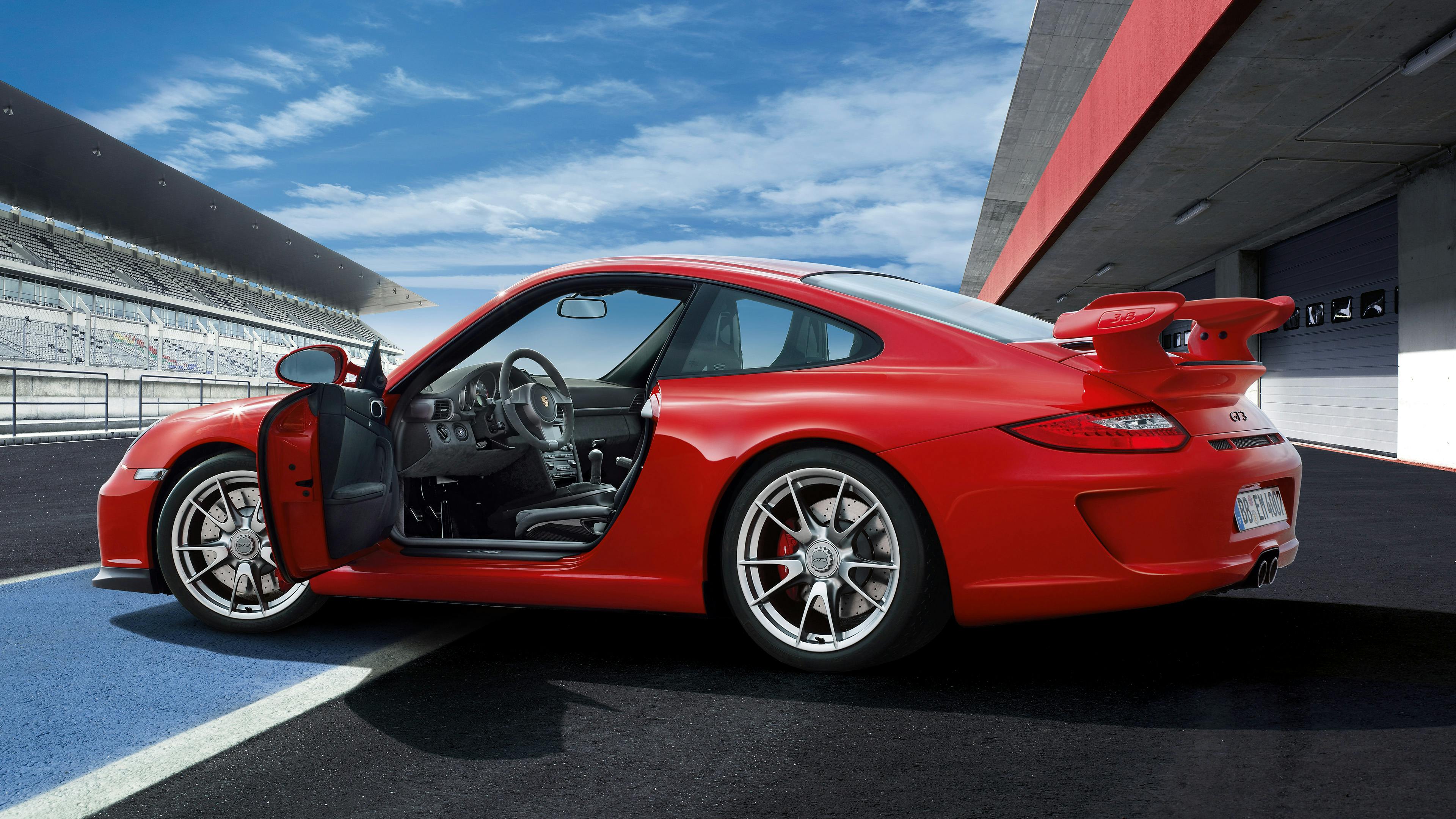 Parking red 911 GT3 type 997 in front of the pit lane.