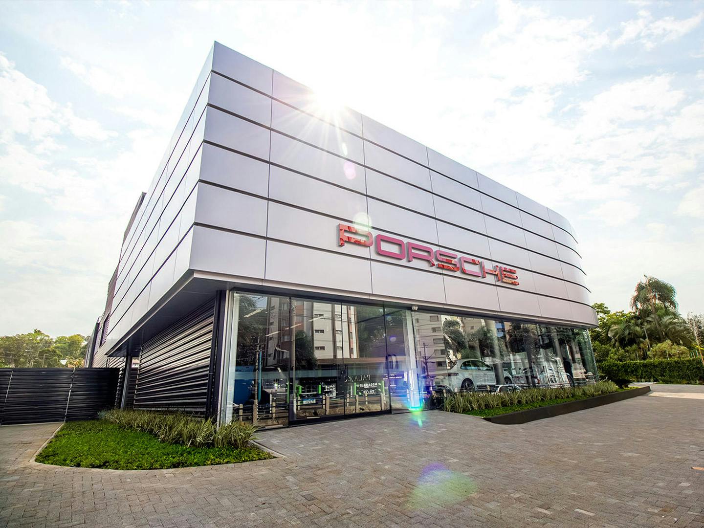 visão da fachada externa do Porsche Center Campinas." - This is for the external view of the Porsche Center