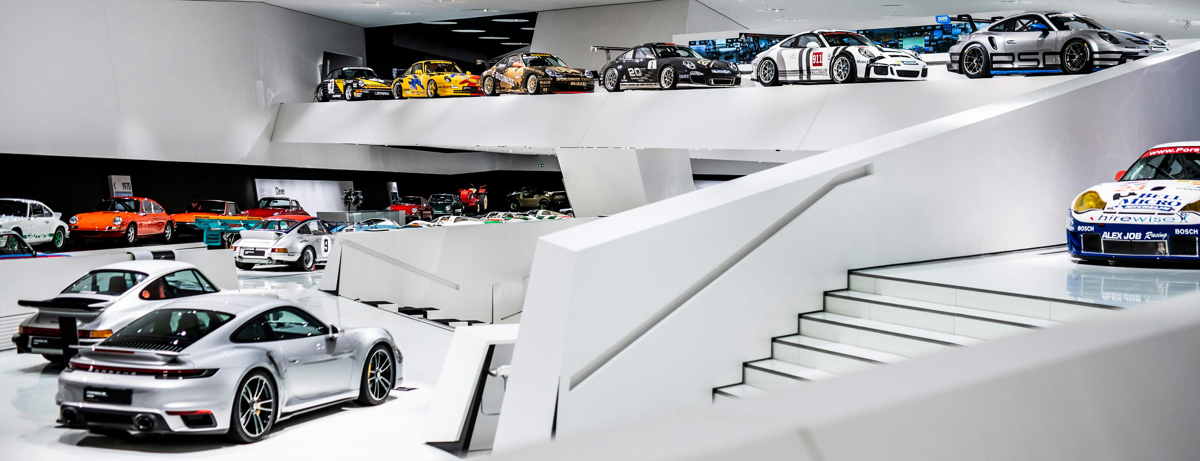 Ein Blick auf die Ausstellungsfahrzeuge im Porsche Museum