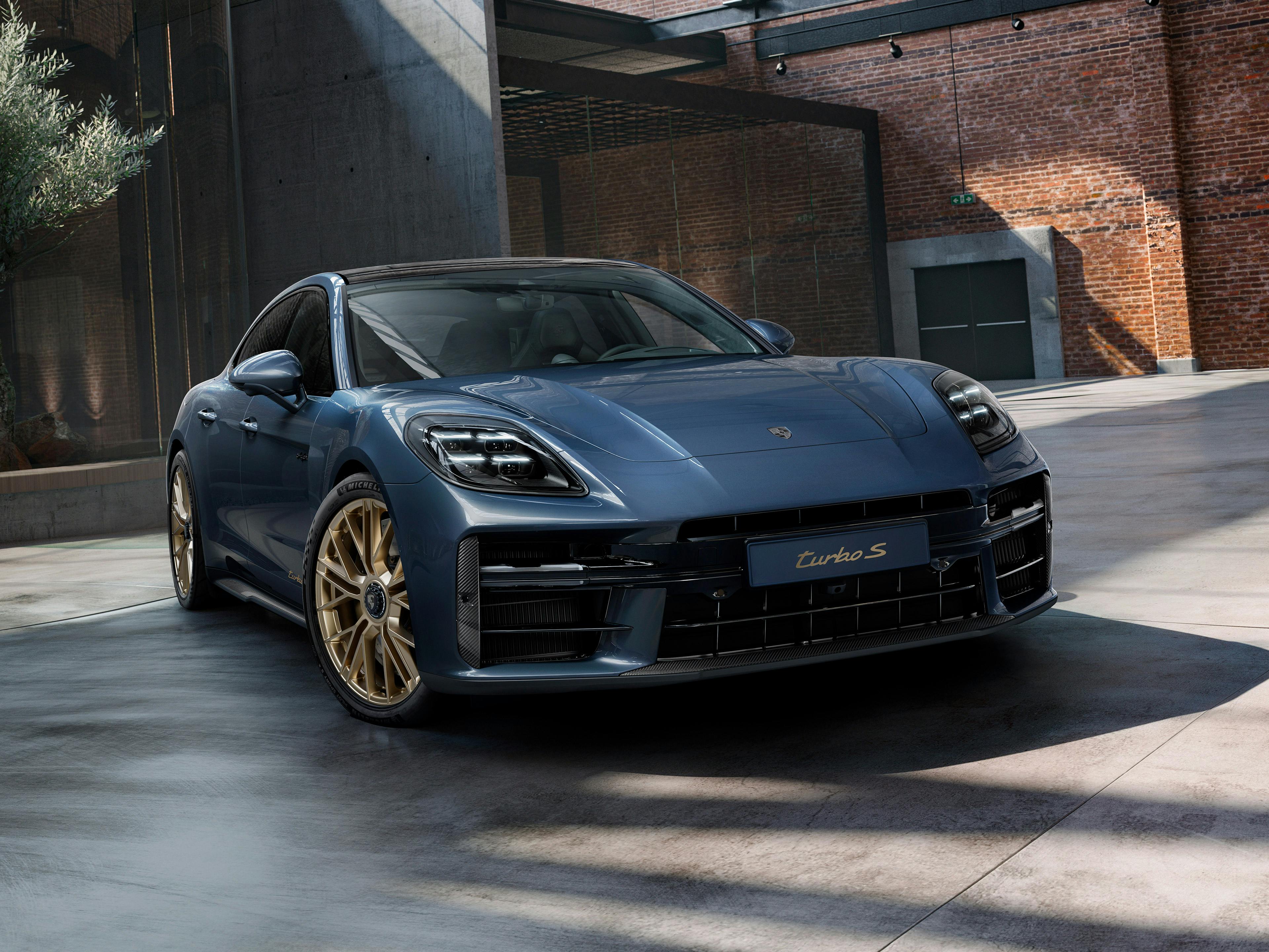 Panamera Turbo S E-Hybrid de Porsche Exclusive Manufaktur con paquete aerodinámico de carbono. Vista de la parte delantera.