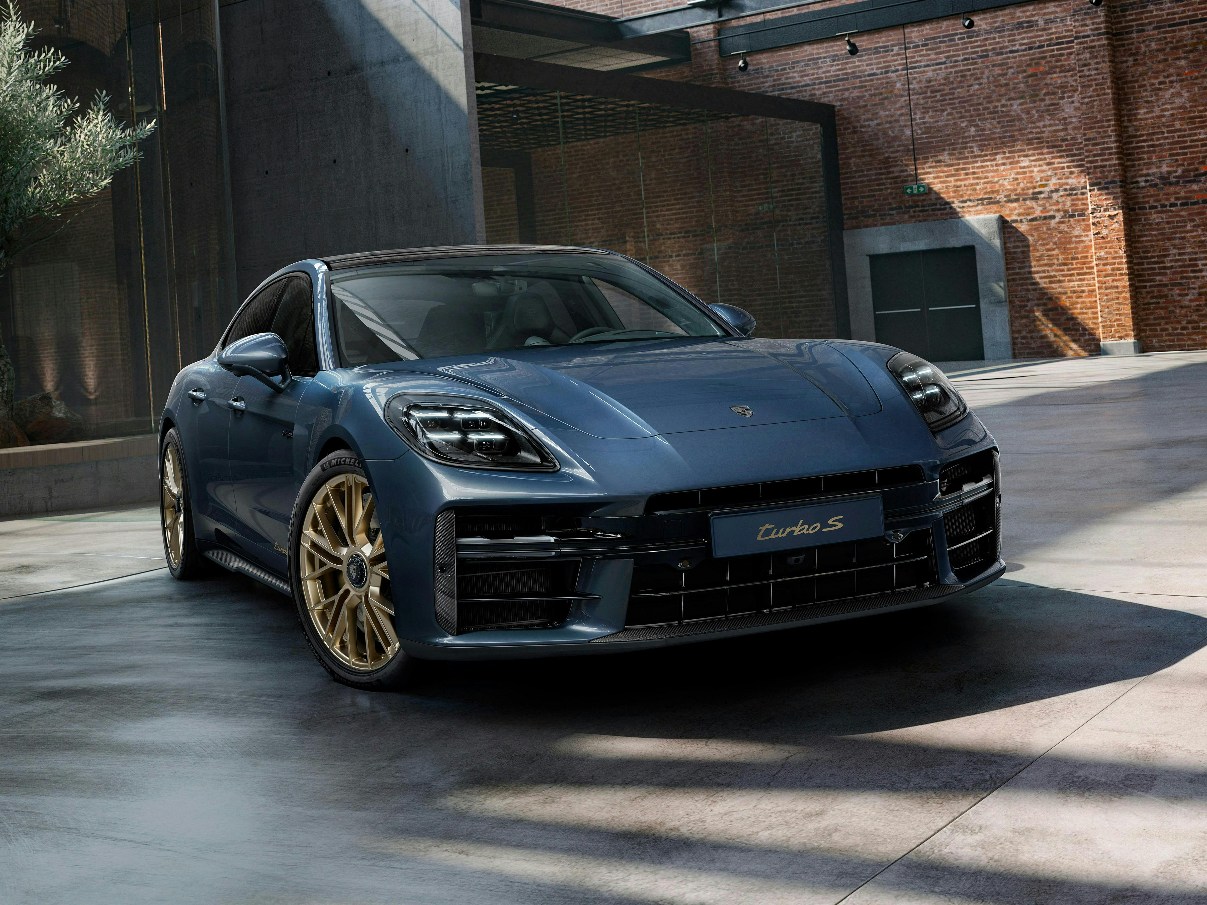 Panamera Turbo S E-Hybrid de Porsche Exclusive Manufaktur con paquete aerodinámico de carbono. Vista de la parte delantera.
