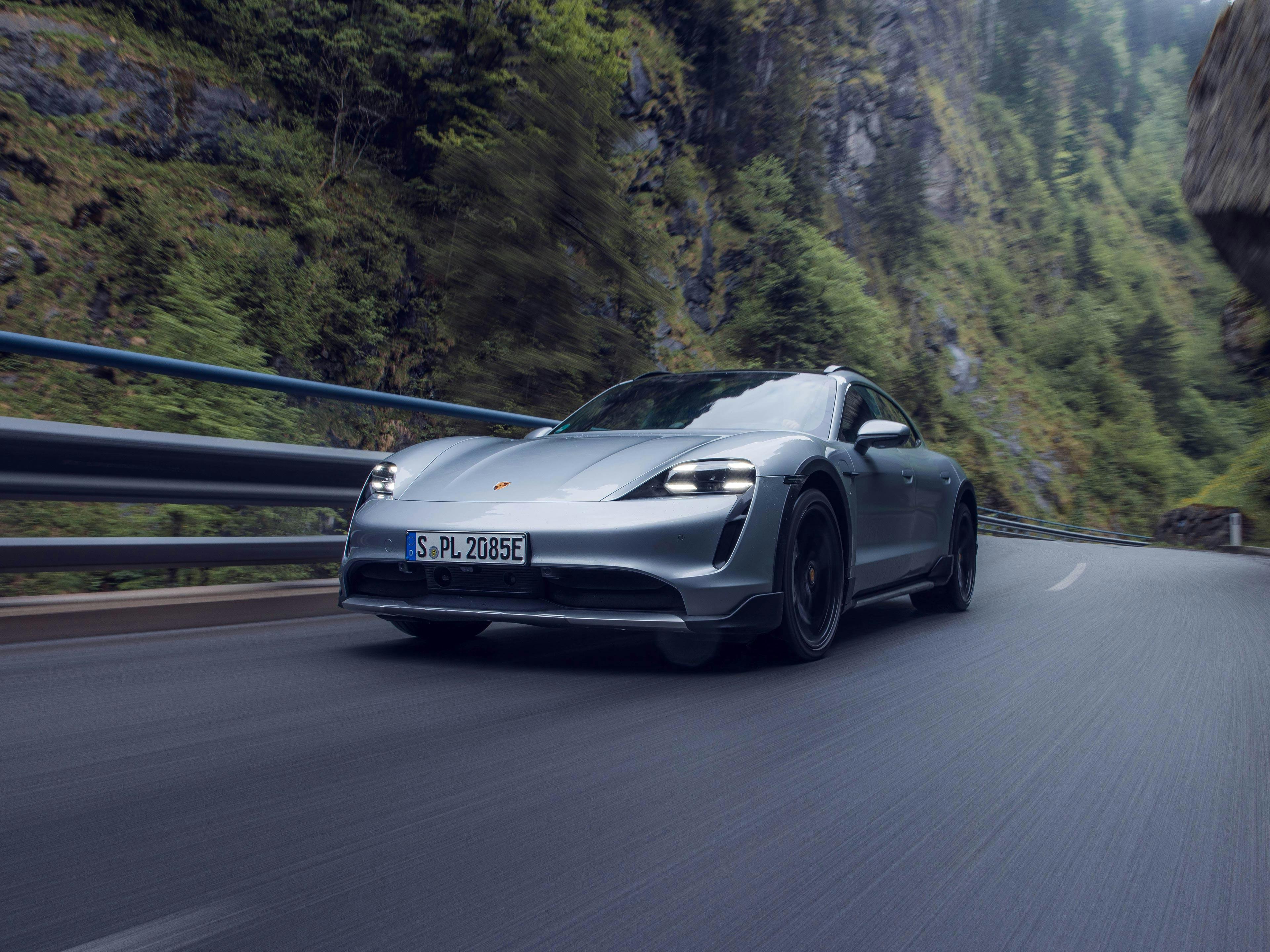 緑の山道を走る911ポルシェモデル。