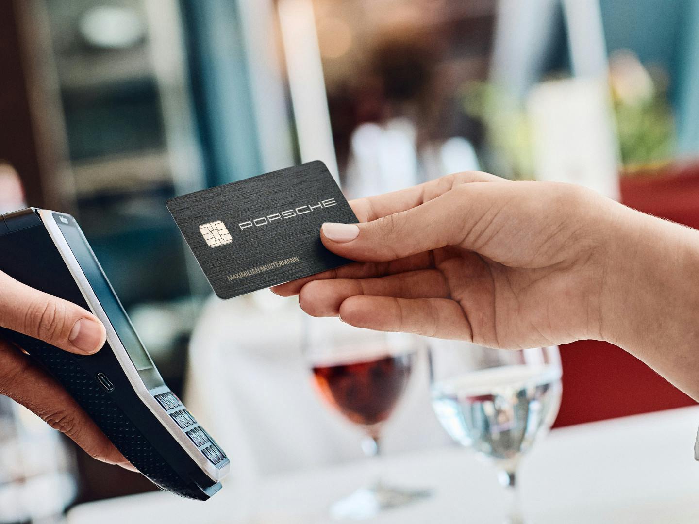 Die Porsche Card Business wird in einem Restaurant zum Bezahlen genutzt.