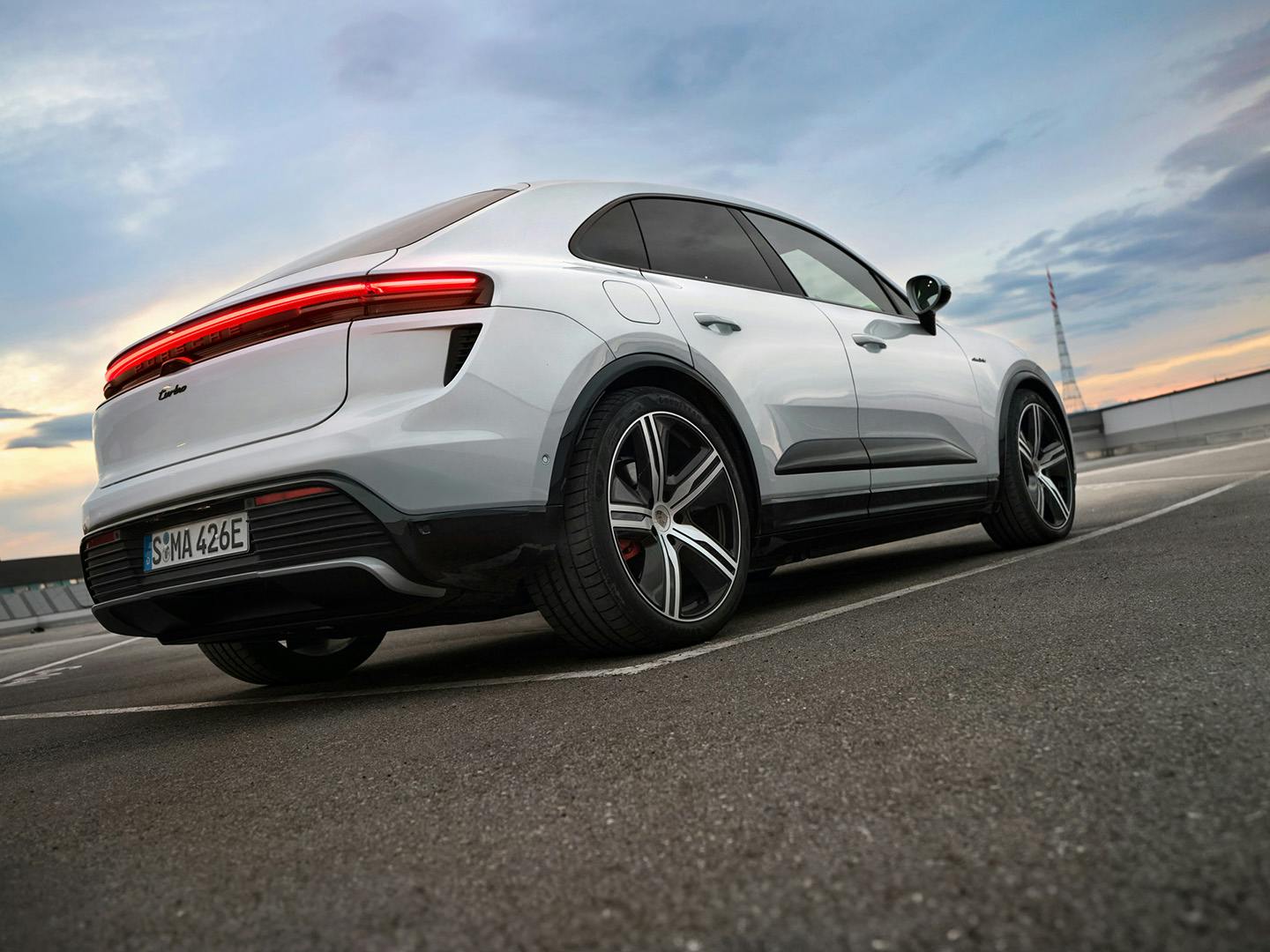 L'arrière d'un Macan électrique blanc garé