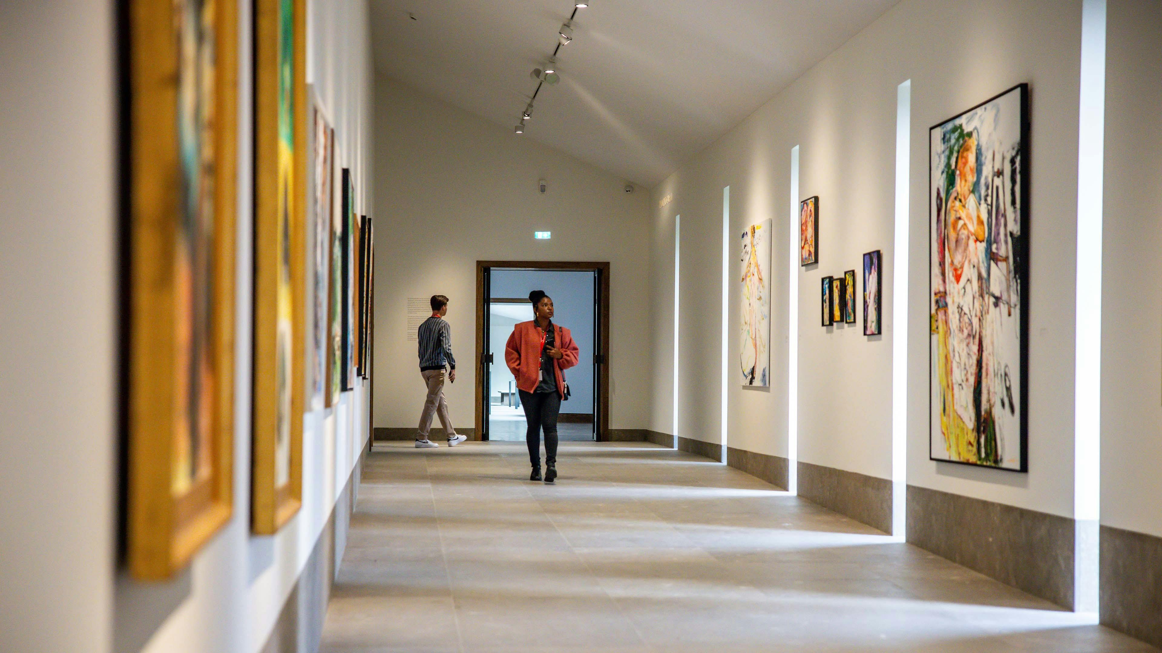 Tijdens het Porsche24 evenement ‘The Route of Art’ brachten de Porsche rijders een bezoek aan Singer Museum laren