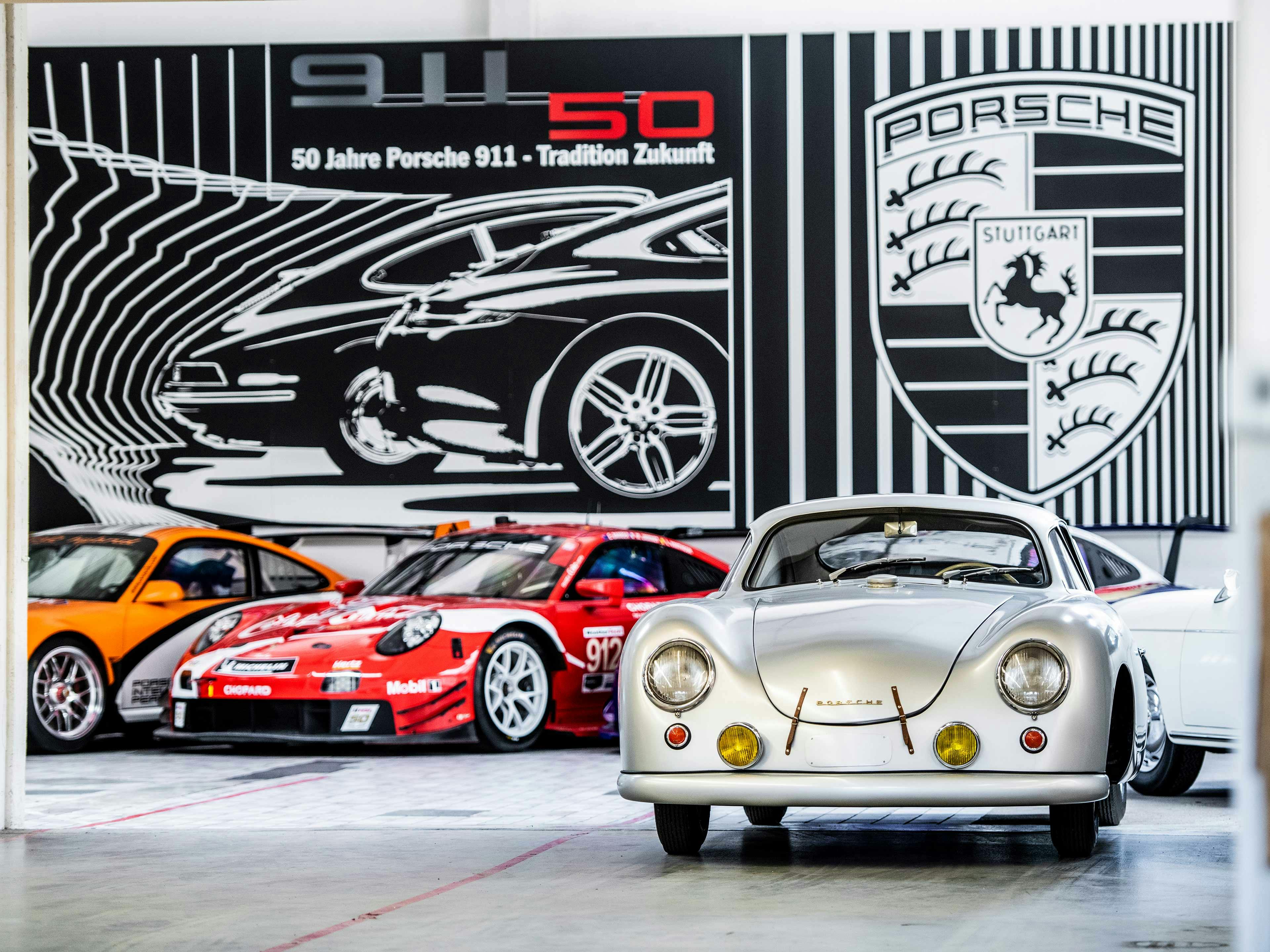 Oldtimer Porsche Fahrzeugsammlung in einer Halle