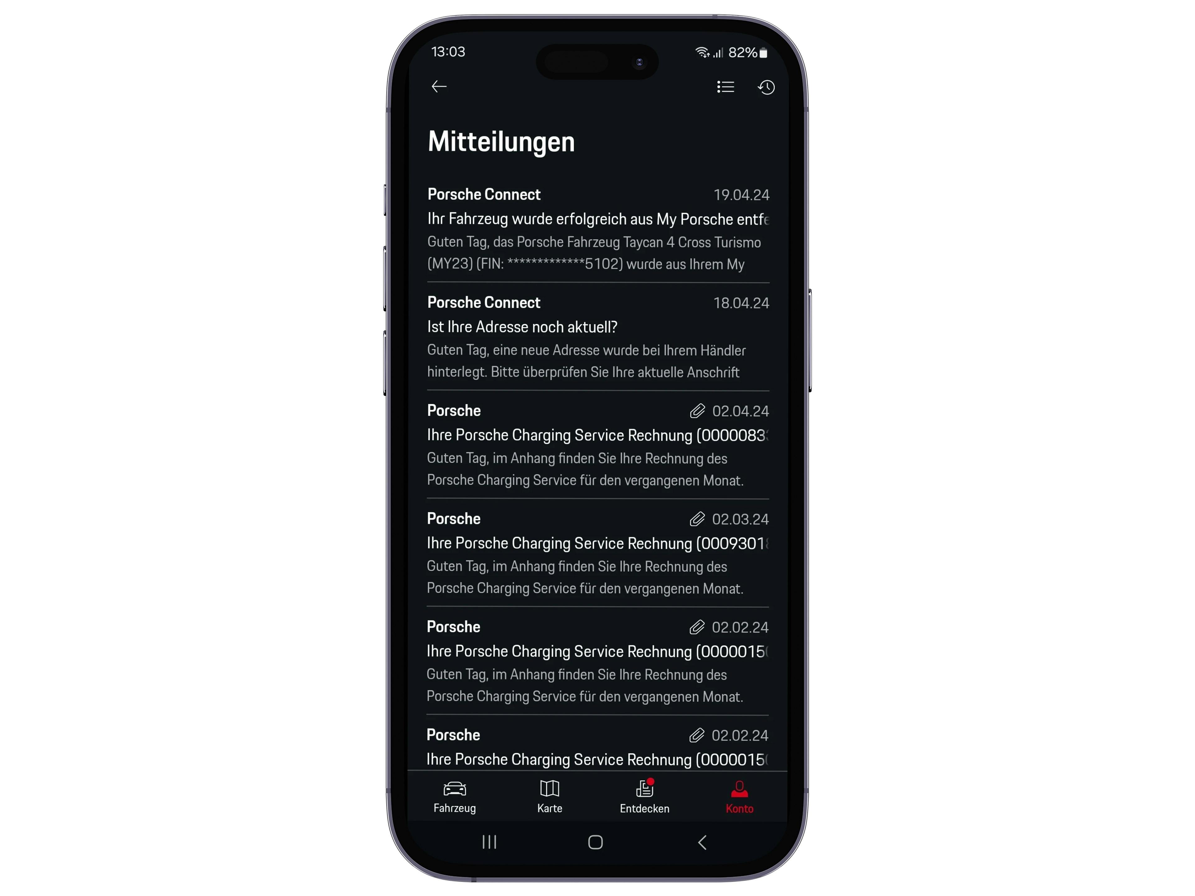 Les fonctions de l'application My Porsche sont présentées sur un écran de l'iPhone.