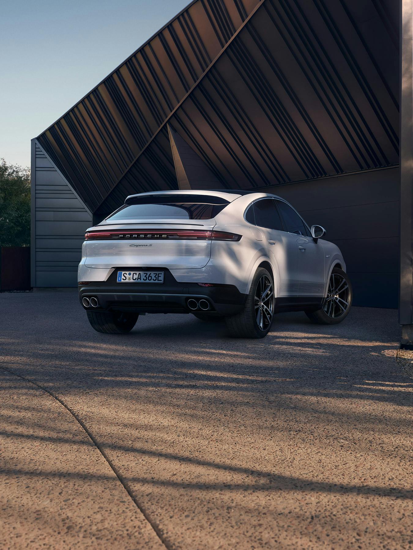 Une Porsche Panamera Sport Turismo garée dans une rue en pavés.