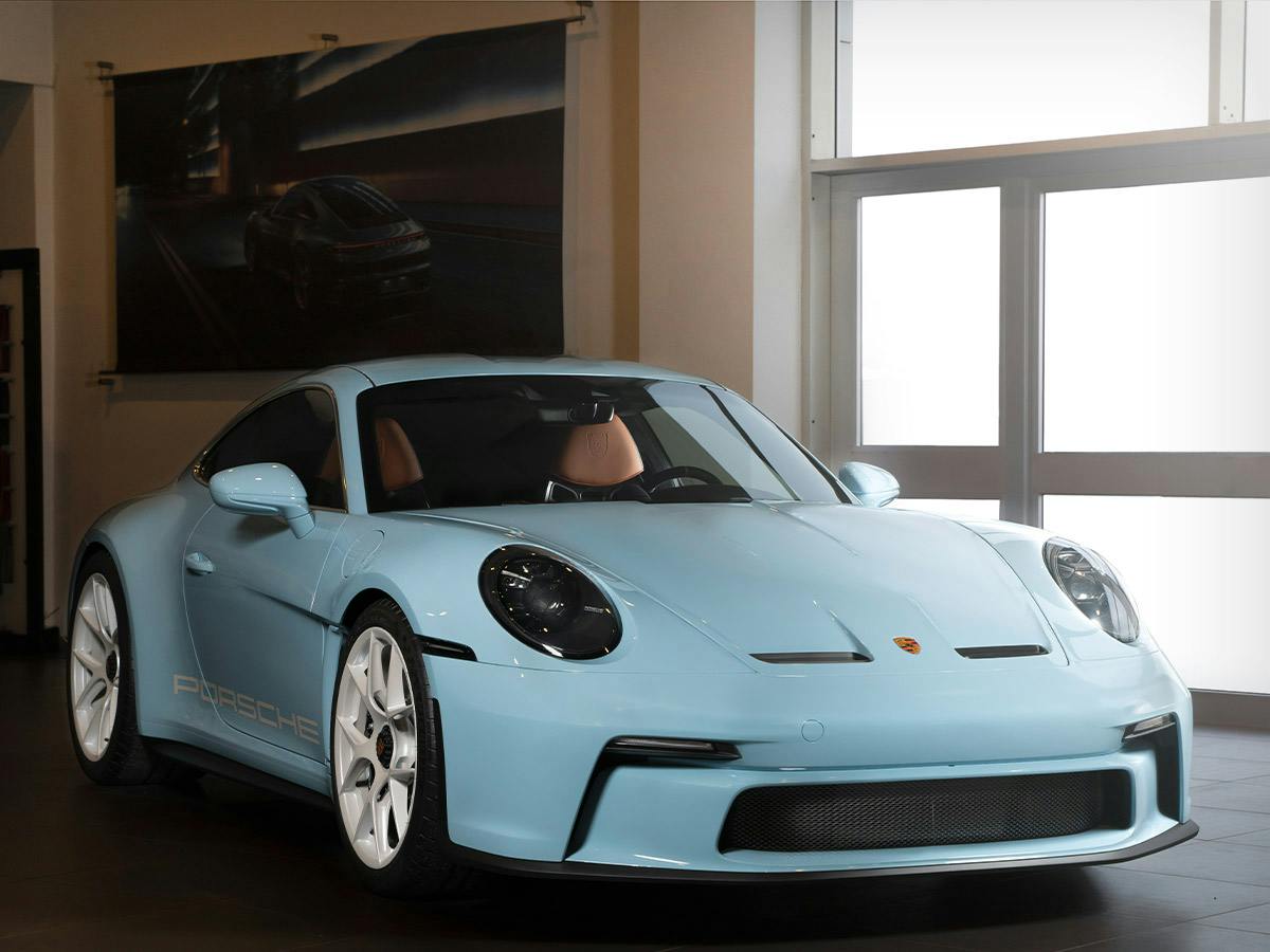 A 911 S/T coloured in Meissenblue with wheel trims in white from the front.