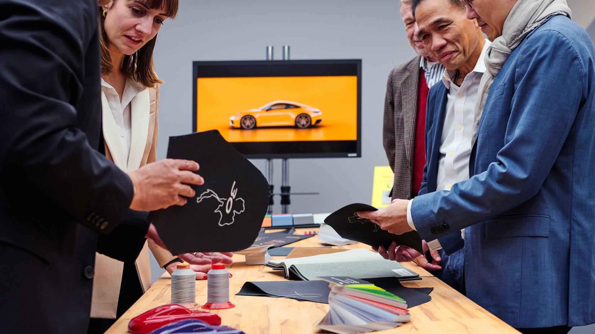 Dreams in Colours: Employees at the Porsche Exclusive Manufaktur select colors for the 30 Years Porsche Thailand Edition.